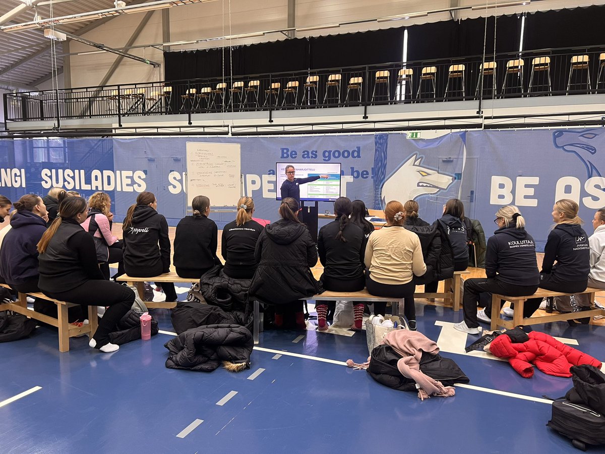 Voimistelussa kisakausi on ohi. Urheilijoilla vapaampaa ja joulujuhlia, valmentajilla osaamisen kehittämistä. 👊 Jaksaa, jaksaa. Arvostan tätä sinnikkyyttä ja osaamisen jakamista suuresti 💎 #voimistelu #osaaminen #valmentajuus