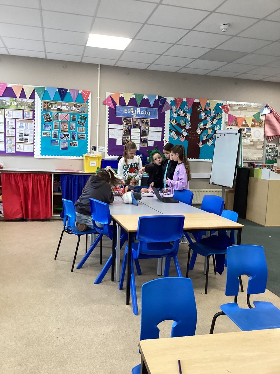 TH_Year4's tweet photo. Our next activity is Bring a Toy From Home! Some super sharing and playing #THCREW https://t.co/ahKpZ2caxo