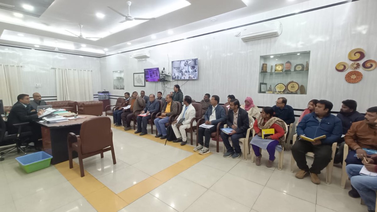 Saran_dm's tweet photo. #healthbihar
#saran
#chapra
*рдмреЗрд╣рддрд░ рд╕реЗ рдмреЗрд╣рддрд░ рд╕реНрд╡рд╛рд╕реНрдереНрдп рд╕реЗрд╡рд╛ рджреЗрдирд╛ рдкреНрд░рд╢рд╛рд╕рди рдХреА рдкреНрд░рд╛рдердорд┐рдХрддрд╛:-рдбреАрдПрдо*
*рдЬрд┐рд▓рд╛рдзрд┐рдХрд╛рд░реА рдиреЗ рд╕реНрд╡рд╛рд╕реНрдереНрдп рд╕реЗрд╡рд╛рдУрдВ рдореЗрдВ рдХрдорддрд░ рдкреНрд░рджрд░реНрд╢рди рдХрд░рдиреЗ рд╡рд╛рд▓реЗ рдкреНрд░рдЦрдВрдбреЛрдВ рдХреЗ рдПрдордУрдЖрдИрд╕реА рдПрд╡рдВ рдЕрдиреНрдп рдкрджрд╛рдзрд┐рдХрд╛рд░рд┐рдпреЛрдВ рдХреЗ рд╕рд╛рде рдХреА рдмреИрдардХ*
-------------------------------
рд╕рд╛рд░рдг, рдЫрдкрд░рд╛
13 рджрд┐рд╕рдВрдмрд░, 2024
-------------------------------
рдЬрд┐рд▓рд╛ рдХреЗ рд╕рднреА рдЕрд╕реНрдкрддрд╛рд▓реЛрдВ рдПрд╡рдВ рд╕реНрд╡рд╛рд╕реНрдереНрдп рдХреЗрдВрджреНрд░реЛрдВ рдореЗрдВ рдмреЗрд╣рддрд░ рд╕реНрд╡рд╛рд╕реНрдереНрдп рд╕реЗрд╡рд╛рдПрдВ рдЖрдо рд▓реЛрдЧреЛрдВ рдХреЛ рдорд┐рд▓реЗ, рдЗрд╕рдХреЗ рд▓рд┐рдпреЗ рдкреНрд░рд╢рд╛рд╕рди рд▓рдЧрд╛рддрд╛рд░ рдкреНрд░рдпрд╛рд╕рд░рдд рд╣реИред
рдХреБрдЫ рдкреНрд░рдЦрдВрдб рд╕реНрд╡рд╛рд╕реНрдереНрдп рд╕реЗрд╡рд╛рдУрдВ рдХреЗ рд╡рд┐рднрд┐рдиреНрди рдЗрдВрдбрд┐рдХреЗрдЯрд░ рдореЗрдВ рдмреЗрд╣рддрд░ рдкреНрд░рджрд░реНрд╢рди рдХрд░ рд░рд╣реЗ рд╣реИрдВ рддреЛ рдХреБрдЫ рдкреНрд░рдЦрдгреНрдбреЛрдВ рдХрд╛ рдкреНрд░рджрд░реНрд╢рди рдХрдорддрд░ рд╣реИред
рдЖрдЬ рдЬрд┐рд▓рд╛рдзрд┐рдХрд╛рд░реА рдиреЗ рдХрдорддрд░ рдкреНрд░рджрд░реНрд╢рди рдХрд░рдиреЗ рд╡рд╛рд▓реЗ рдЫрдГ рдкреНрд░рдЦрдВрдбреЛрдВ- рд╕рджрд░, рдирдЧрд░рд╛, рд░рд┐рд╡рд┐рд▓рдЧрдВрдЬ, рд▓рд╣рд▓рд╛рджрдкреБрд░, рджрд┐рдШрд╡рд╛рд░рд╛ рдПрд╡рдВ рдорд╢рд░рдЦ рдХреЗ рдПрдордУрдЖрдИрд╕реА, рдмреА рдПрдЪ рдПрдо , рдмреА рд╕реА рдПрдо рдЖрджрд┐ рдХреЗ рд╕рд╛рде рдмреИрдардХ рдХрд┐рдпрд╛ред
рдЬрд┐рд▓рд╛рдзрд┐рдХрд╛рд░реА рдиреЗ рдкрдВрдЪрд╛рдпрдд рдХреА рдЖрдмрд╛рджреА рдХреЗ рдЕрдиреБрд░реВрдк рд╕рдорд╛рдиреБрдкрд╛рддрд┐рдХ рддрд░реАрдХреЗ рд╕реЗ рд╕реНрд╡рд╛рд╕реНрдереНрдп рд╕реБрд╡рд┐рдзрд╛рдУрдВ рдХреЛ рдЙрдкрд▓рдмреНрдз рдХрд░рд╛рдиреЗ рд╣реЗрддреБ рдкреНрд░рдпрд╛рд╕ рдХрд░рдиреЗ рдХреЛ рдХрд╣рд╛ред рдРрд╕реЗ рдЧрд╛рдБрд╡/рдкрдВрдЪрд╛рдпрддреЛрдВ рдХреА рдкрд╣рдЪрд╛рди рдХрд░реЗрдВ, рдЬрд╣рд╛рдБ рд╕реЗ рдирд┐рдХрдЯрддрдо рд╕реНрд╡рд╛рд╕реНрдереНрдп рд╕реБрд╡рд┐рдзрд╛ рдФрд╕рдд рд╕реЗ рдЕрдзрд┐рдХ рджреВрд░реА рдкрд░ рд╕реНрдерд┐рдд рд╣реИред рдпрд╣рд╛рдБ рдЕрддрд┐рд░рд┐рдХреНрдд рд╕реНрд╡рд╛рд╕реНрдереНрдп рдХреЗрдВрджреНрд░ рдХреА рд╕реНрдерд╛рдкрдирд╛ рд╣реЗрддреБ рдкрд╣рд▓ рдХреА рдЬрд╛рдпреЗрдЧреАред рдЬрд╣рд╛рдБ рднреА рдЕрддрд┐рд░рд┐рдХреНрдд рд╕реНрд╡рд╛рд╕реНрдереНрдп рдХреЗрдВрджреНрд░ рдХреА рдЖрд╡рд╢реНрдпрдХрддрд╛ рд╣реИ, рдЗрд╕рдХреЗ рдмрд╛рд░реЗ рдореЗрдВ рдЬрд╛рдирдХрд╛рд░реА рджреЗрдВред рддрд╛рдХрд┐ рдЖрд╡рд╢реНрдпрдХрддрд╛рдиреБрд╕рд╛рд░ рд╕реНрд╡рд╛рд╕реНрдереНрдп рд╕реБрд╡рд┐рдзрд╛рдУрдВ рдХрд╛ рд╡рд┐рд╕реНрддрд╛рд░ рдХрд┐рдпрд╛ рдЬрд╛ рд╕рдХреЗред
рдЙрдиреНрд╣реЛрдВрдиреЗ рд╕рднреА рдЕрд╕реНрдкрддрд╛рд▓реЛрдВ рдореЗрдВ рд╕рд░рдХрд╛рд░ рджреНрд╡рд╛рд░рд╛ рдЙрдкрд▓рдмреНрдз рдХрд░рд╛рдИ рдЬрд╛ рд░рд╣реА рд╢рдд рдкреНрд░рддрд┐рд╢рдд рджрд╡рд╛рдУрдВ рдХреА рдирд┐рд░рдВрддрд░ рдЙрдкрд▓рдмреНрдзрддрд╛ рд╕реБрдирд┐рд╢реНрдЪрд┐рдд рдХрд░рдиреЗ рдХреЛ рдХрд╣рд╛ред рдЗрд╕рдХреЗ рд▓рд┐рдП рдмреА рдПрдЪ рдПрдо рдкреНрд░рддрд┐рджрд┐рди рджрд╡рд╛рдУрдВ рдХреЗ рд╕реНрдЯреЙрдХ рдХреА рдореЙрдирд┐рдЯрд░рд┐рдВрдЧ рдХрд░реЗрдВрдЧреЗ рддрдерд╛ рд╕рд╕рдордп рдЖрд╡рд╢реНрдпрдХ рджрд╡рд╛рдУрдВ рдХрд╛ рдбрд┐рдорд╛рдВрдб (рдЗрдВрдбреЗрдВрдЯ) рднреЗрдЬрдирд╛ рд╕реБрдирд┐рд╢реНрдЪрд┐рдд рдХрд░реЗрдВрдЧреЗред
рд╕рднреА рдПрдордУрдЖрдИрд╕реА рд░реЗрдВрдбрдорд▓реА рдЬрд╛рдБрдЪ рдХрд░реЗрдВрдЧреЗ рдХрд┐ рдбреЙрдХреНрдЯрд░ рдорд░реАрдЬреЛрдВ рдХреЛ рдЬреЗрдиреЗрд░рд┐рдХ рджрд╡рд╛рдПрдВ рд▓рд┐рдЦ рд░рд╣реЗ рд╣реИрдВ рдХрд┐ рдирд╣реАрдВред рдЕрдЧрд░ рдЬреЗрдиреЗрд░рд┐рдХ рджрд╡рд╛ рдирд╣реАрдВ рд▓рд┐рдЦ рд░рд╣реЗ рд╣реИрдВ, рддреЛ рдЙрд╕рдХрд╛ рд╕реНрдкрд╖реНрдЯ рдХрд╛рд░рдг рд▓рд┐рдЦрд╛ рдЧрдпрд╛ рд╣реИ рдпрд╛ рдирд╣реАрдВред
рдПрдПрдирд╕реА рдХрд╡рд░реЗрдЬ рдХреЛ рдмрдврд╝рд╛рдиреЗ рдХреЗ рд▓рд┐рдпреЗ рдХрд╛рд░реНрд░рд╡рд╛рдИ рдХрд░рдиреЗ рдХреЛ рдХрд╣рд╛ рдЧрдпрд╛ред рдирд┐рдЬреА рдЕрд╕реНрдкрддрд╛рд▓реЛрдВ рдореЗрдВ рдкреНрд░рд╕рд╡ рдХрд░рд╛рдиреЗ рд╡рд╛рд▓реА рдорд╣рд┐рд▓рд╛рдУрдВ рдХреА рдЖрд╢рд╛рд╡рд╛рд░ рд╕реВрдЪреА рддреИрдпрд╛рд░ рдХрд░ рдЗрд╕рдХреА рд╕рдореАрдХреНрд╖рд╛ рдХрд░рдиреЗ рдХреЛ рдХрд╣рд╛ рдЧрдпрд╛ред
рдмреИрдардХ рдореЗрдВ рд╕рд┐рд╡рд┐рд▓ рд╕рд░реНрдЬрди, рдбреАрдкреАрдПрдо рд╕рд╣рд┐рдд рд╕реНрд╡рд╛рд╕реНрдереНрдп рд╡рд┐рднрд╛рдЧ рдХреЗ рд╡рд┐рднрд┐рдиреНрди рдЬрд┐рд▓рд╛ рд╕реНрддрд░реАрдп рдкрджрд╛рдзрд┐рдХрд╛рд░реА рдЙрдкрд╕реНрдерд┐рдд рдереЗред