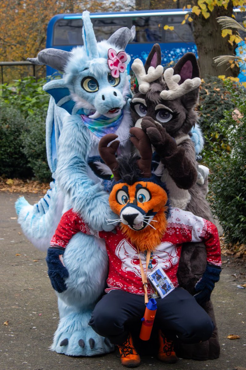 Aww, look at us... just one big happy family! 🥰

(Tobi is adopted fyi. Just want to make that clear. Don't tell him though, he doesn't know. 🙃)

🤎 <a href="/CampionBunny/">Campion Moondancer</a>
🧡 <a href="/TheTriggeredFox/">TheTriggeredFox</a>
📸 <a href="/pacerfur/">Pacer</a>
🪡 <a href="/HeadofMedusaArt/">HOMcreations 🐍</a>
📍 SotonFurs Nov '24

#FursuitFriday #Dragon #Furry #Scalie