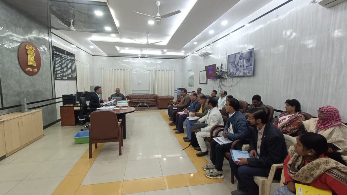 Saran_dm's tweet photo. #healthbihar
#saran
#chapra
*рдмреЗрд╣рддрд░ рд╕реЗ рдмреЗрд╣рддрд░ рд╕реНрд╡рд╛рд╕реНрдереНрдп рд╕реЗрд╡рд╛ рджреЗрдирд╛ рдкреНрд░рд╢рд╛рд╕рди рдХреА рдкреНрд░рд╛рдердорд┐рдХрддрд╛:-рдбреАрдПрдо*
*рдЬрд┐рд▓рд╛рдзрд┐рдХрд╛рд░реА рдиреЗ рд╕реНрд╡рд╛рд╕реНрдереНрдп рд╕реЗрд╡рд╛рдУрдВ рдореЗрдВ рдХрдорддрд░ рдкреНрд░рджрд░реНрд╢рди рдХрд░рдиреЗ рд╡рд╛рд▓реЗ рдкреНрд░рдЦрдВрдбреЛрдВ рдХреЗ рдПрдордУрдЖрдИрд╕реА рдПрд╡рдВ рдЕрдиреНрдп рдкрджрд╛рдзрд┐рдХрд╛рд░рд┐рдпреЛрдВ рдХреЗ рд╕рд╛рде рдХреА рдмреИрдардХ*
-------------------------------
рд╕рд╛рд░рдг, рдЫрдкрд░рд╛
13 рджрд┐рд╕рдВрдмрд░, 2024
-------------------------------
рдЬрд┐рд▓рд╛ рдХреЗ рд╕рднреА рдЕрд╕реНрдкрддрд╛рд▓реЛрдВ рдПрд╡рдВ рд╕реНрд╡рд╛рд╕реНрдереНрдп рдХреЗрдВрджреНрд░реЛрдВ рдореЗрдВ рдмреЗрд╣рддрд░ рд╕реНрд╡рд╛рд╕реНрдереНрдп рд╕реЗрд╡рд╛рдПрдВ рдЖрдо рд▓реЛрдЧреЛрдВ рдХреЛ рдорд┐рд▓реЗ, рдЗрд╕рдХреЗ рд▓рд┐рдпреЗ рдкреНрд░рд╢рд╛рд╕рди рд▓рдЧрд╛рддрд╛рд░ рдкреНрд░рдпрд╛рд╕рд░рдд рд╣реИред
рдХреБрдЫ рдкреНрд░рдЦрдВрдб рд╕реНрд╡рд╛рд╕реНрдереНрдп рд╕реЗрд╡рд╛рдУрдВ рдХреЗ рд╡рд┐рднрд┐рдиреНрди рдЗрдВрдбрд┐рдХреЗрдЯрд░ рдореЗрдВ рдмреЗрд╣рддрд░ рдкреНрд░рджрд░реНрд╢рди рдХрд░ рд░рд╣реЗ рд╣реИрдВ рддреЛ рдХреБрдЫ рдкреНрд░рдЦрдгреНрдбреЛрдВ рдХрд╛ рдкреНрд░рджрд░реНрд╢рди рдХрдорддрд░ рд╣реИред
рдЖрдЬ рдЬрд┐рд▓рд╛рдзрд┐рдХрд╛рд░реА рдиреЗ рдХрдорддрд░ рдкреНрд░рджрд░реНрд╢рди рдХрд░рдиреЗ рд╡рд╛рд▓реЗ рдЫрдГ рдкреНрд░рдЦрдВрдбреЛрдВ- рд╕рджрд░, рдирдЧрд░рд╛, рд░рд┐рд╡рд┐рд▓рдЧрдВрдЬ, рд▓рд╣рд▓рд╛рджрдкреБрд░, рджрд┐рдШрд╡рд╛рд░рд╛ рдПрд╡рдВ рдорд╢рд░рдЦ рдХреЗ рдПрдордУрдЖрдИрд╕реА, рдмреА рдПрдЪ рдПрдо , рдмреА рд╕реА рдПрдо рдЖрджрд┐ рдХреЗ рд╕рд╛рде рдмреИрдардХ рдХрд┐рдпрд╛ред
рдЬрд┐рд▓рд╛рдзрд┐рдХрд╛рд░реА рдиреЗ рдкрдВрдЪрд╛рдпрдд рдХреА рдЖрдмрд╛рджреА рдХреЗ рдЕрдиреБрд░реВрдк рд╕рдорд╛рдиреБрдкрд╛рддрд┐рдХ рддрд░реАрдХреЗ рд╕реЗ рд╕реНрд╡рд╛рд╕реНрдереНрдп рд╕реБрд╡рд┐рдзрд╛рдУрдВ рдХреЛ рдЙрдкрд▓рдмреНрдз рдХрд░рд╛рдиреЗ рд╣реЗрддреБ рдкреНрд░рдпрд╛рд╕ рдХрд░рдиреЗ рдХреЛ рдХрд╣рд╛ред рдРрд╕реЗ рдЧрд╛рдБрд╡/рдкрдВрдЪрд╛рдпрддреЛрдВ рдХреА рдкрд╣рдЪрд╛рди рдХрд░реЗрдВ, рдЬрд╣рд╛рдБ рд╕реЗ рдирд┐рдХрдЯрддрдо рд╕реНрд╡рд╛рд╕реНрдереНрдп рд╕реБрд╡рд┐рдзрд╛ рдФрд╕рдд рд╕реЗ рдЕрдзрд┐рдХ рджреВрд░реА рдкрд░ рд╕реНрдерд┐рдд рд╣реИред рдпрд╣рд╛рдБ рдЕрддрд┐рд░рд┐рдХреНрдд рд╕реНрд╡рд╛рд╕реНрдереНрдп рдХреЗрдВрджреНрд░ рдХреА рд╕реНрдерд╛рдкрдирд╛ рд╣реЗрддреБ рдкрд╣рд▓ рдХреА рдЬрд╛рдпреЗрдЧреАред рдЬрд╣рд╛рдБ рднреА рдЕрддрд┐рд░рд┐рдХреНрдд рд╕реНрд╡рд╛рд╕реНрдереНрдп рдХреЗрдВрджреНрд░ рдХреА рдЖрд╡рд╢реНрдпрдХрддрд╛ рд╣реИ, рдЗрд╕рдХреЗ рдмрд╛рд░реЗ рдореЗрдВ рдЬрд╛рдирдХрд╛рд░реА рджреЗрдВред рддрд╛рдХрд┐ рдЖрд╡рд╢реНрдпрдХрддрд╛рдиреБрд╕рд╛рд░ рд╕реНрд╡рд╛рд╕реНрдереНрдп рд╕реБрд╡рд┐рдзрд╛рдУрдВ рдХрд╛ рд╡рд┐рд╕реНрддрд╛рд░ рдХрд┐рдпрд╛ рдЬрд╛ рд╕рдХреЗред
рдЙрдиреНрд╣реЛрдВрдиреЗ рд╕рднреА рдЕрд╕реНрдкрддрд╛рд▓реЛрдВ рдореЗрдВ рд╕рд░рдХрд╛рд░ рджреНрд╡рд╛рд░рд╛ рдЙрдкрд▓рдмреНрдз рдХрд░рд╛рдИ рдЬрд╛ рд░рд╣реА рд╢рдд рдкреНрд░рддрд┐рд╢рдд рджрд╡рд╛рдУрдВ рдХреА рдирд┐рд░рдВрддрд░ рдЙрдкрд▓рдмреНрдзрддрд╛ рд╕реБрдирд┐рд╢реНрдЪрд┐рдд рдХрд░рдиреЗ рдХреЛ рдХрд╣рд╛ред рдЗрд╕рдХреЗ рд▓рд┐рдП рдмреА рдПрдЪ рдПрдо рдкреНрд░рддрд┐рджрд┐рди рджрд╡рд╛рдУрдВ рдХреЗ рд╕реНрдЯреЙрдХ рдХреА рдореЙрдирд┐рдЯрд░рд┐рдВрдЧ рдХрд░реЗрдВрдЧреЗ рддрдерд╛ рд╕рд╕рдордп рдЖрд╡рд╢реНрдпрдХ рджрд╡рд╛рдУрдВ рдХрд╛ рдбрд┐рдорд╛рдВрдб (рдЗрдВрдбреЗрдВрдЯ) рднреЗрдЬрдирд╛ рд╕реБрдирд┐рд╢реНрдЪрд┐рдд рдХрд░реЗрдВрдЧреЗред
рд╕рднреА рдПрдордУрдЖрдИрд╕реА рд░реЗрдВрдбрдорд▓реА рдЬрд╛рдБрдЪ рдХрд░реЗрдВрдЧреЗ рдХрд┐ рдбреЙрдХреНрдЯрд░ рдорд░реАрдЬреЛрдВ рдХреЛ рдЬреЗрдиреЗрд░рд┐рдХ рджрд╡рд╛рдПрдВ рд▓рд┐рдЦ рд░рд╣реЗ рд╣реИрдВ рдХрд┐ рдирд╣реАрдВред рдЕрдЧрд░ рдЬреЗрдиреЗрд░рд┐рдХ рджрд╡рд╛ рдирд╣реАрдВ рд▓рд┐рдЦ рд░рд╣реЗ рд╣реИрдВ, рддреЛ рдЙрд╕рдХрд╛ рд╕реНрдкрд╖реНрдЯ рдХрд╛рд░рдг рд▓рд┐рдЦрд╛ рдЧрдпрд╛ рд╣реИ рдпрд╛ рдирд╣реАрдВред
рдПрдПрдирд╕реА рдХрд╡рд░реЗрдЬ рдХреЛ рдмрдврд╝рд╛рдиреЗ рдХреЗ рд▓рд┐рдпреЗ рдХрд╛рд░реНрд░рд╡рд╛рдИ рдХрд░рдиреЗ рдХреЛ рдХрд╣рд╛ рдЧрдпрд╛ред рдирд┐рдЬреА рдЕрд╕реНрдкрддрд╛рд▓реЛрдВ рдореЗрдВ рдкреНрд░рд╕рд╡ рдХрд░рд╛рдиреЗ рд╡рд╛рд▓реА рдорд╣рд┐рд▓рд╛рдУрдВ рдХреА рдЖрд╢рд╛рд╡рд╛рд░ рд╕реВрдЪреА рддреИрдпрд╛рд░ рдХрд░ рдЗрд╕рдХреА рд╕рдореАрдХреНрд╖рд╛ рдХрд░рдиреЗ рдХреЛ рдХрд╣рд╛ рдЧрдпрд╛ред
рдмреИрдардХ рдореЗрдВ рд╕рд┐рд╡рд┐рд▓ рд╕рд░реНрдЬрди, рдбреАрдкреАрдПрдо рд╕рд╣рд┐рдд рд╕реНрд╡рд╛рд╕реНрдереНрдп рд╡рд┐рднрд╛рдЧ рдХреЗ рд╡рд┐рднрд┐рдиреНрди рдЬрд┐рд▓рд╛ рд╕реНрддрд░реАрдп рдкрджрд╛рдзрд┐рдХрд╛рд░реА рдЙрдкрд╕реНрдерд┐рдд рдереЗред