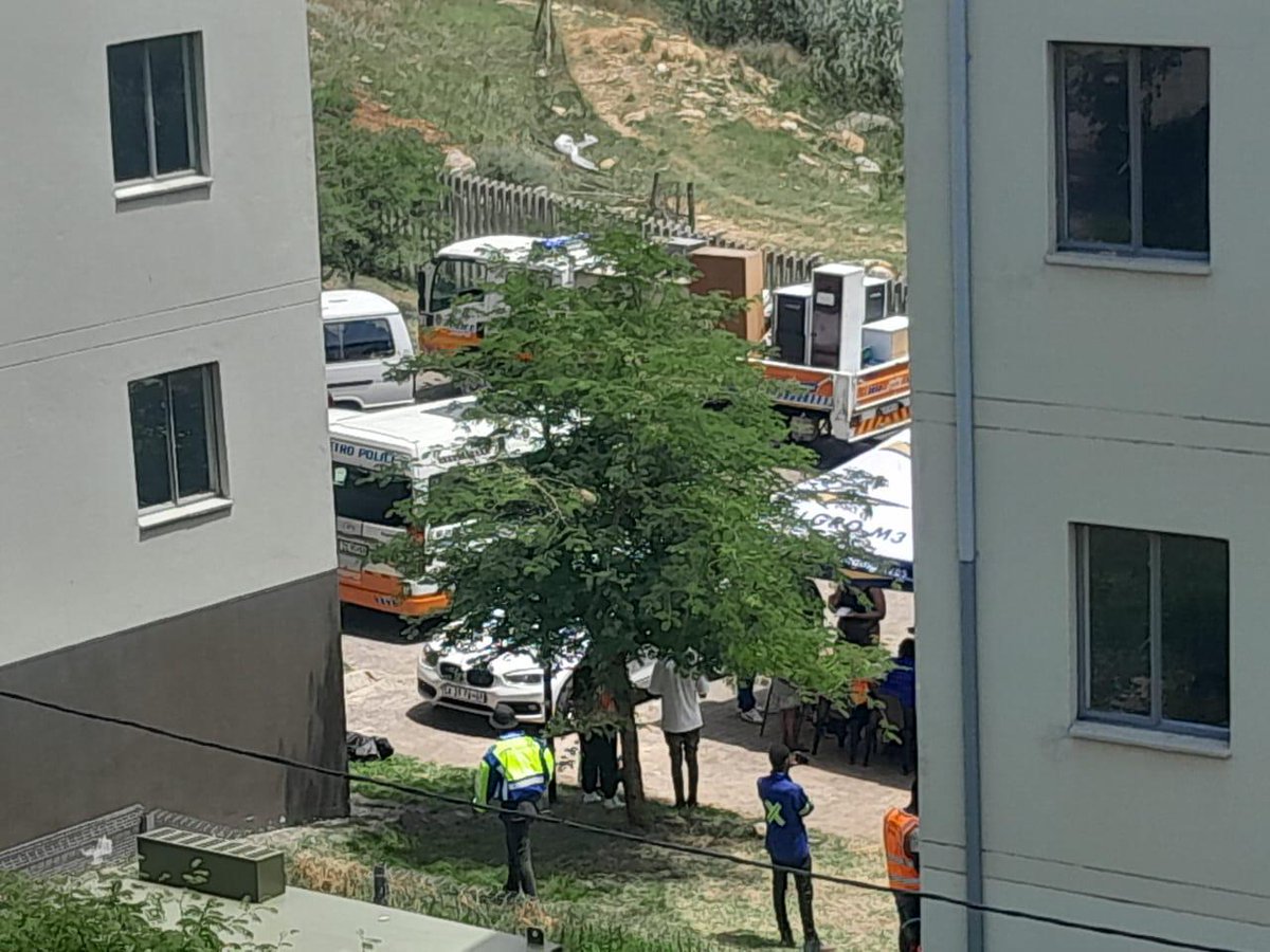 DJvipsections's tweet image. We don't have government, our parents have been waiting for years to get houses #BBMAs #Floyd @eNCA @MDNnewss @SundayWorldZA @Abramjee @Action4SA @EFFSouthAfrica @AFRICANDEMOC @The_DHS