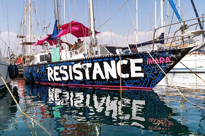 Solidarity And Resistance. Am Hafen von Licata/Sizilien gestalteten Künstler*innen mit der Initiative r42 im Frühling 2024 die "Imara". Durch die Bemalung des Bootes soll für Geflüchtete in Seenot solidarische Hilfe schon von weitem erkennbar sein. Fotos: umbruch-bildarchiv.org/imara-solidari…