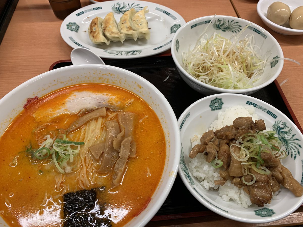 家族3人で久しぶりの日高屋
ピリ辛とんこつネギラーメン(　゜д゜)ﾝﾏｯ!
めっちゃピリ辛とんこつネギラーメン好きだわー(*´ω｀*)