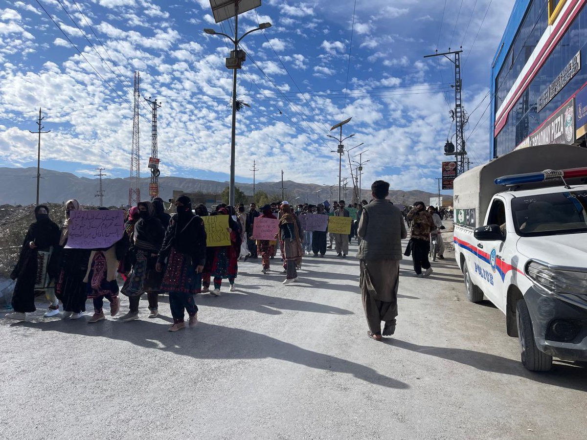 sheraz_ali4's tweet photo. The streets of Quetta witness a peaceful rally by BMC students heading to the Balochistan Assembly, voicing concerns over the administration’s neglect of basic facilities.
#SaveBMC
#SaveBMCHostels
#SaveBMCStudents
#RestoreBMC #StopMilitarisationOfInstitutions https://t.co/QqzCcx8nRY
