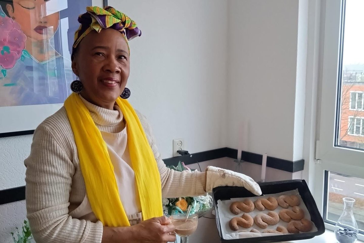 Vandaag tijdens <a href="/GoudaKaarslicht/">Gouda bij Kaarslicht</a> is de expo Voedselverhalen in de Jeruzalemstraat tot 19:30 u open. Er zijn heerlijke koekjes van geluksbakker Lennies. Kom een kijkje nemen bij de eetcultuur van Gouda voedselverhalen.nl