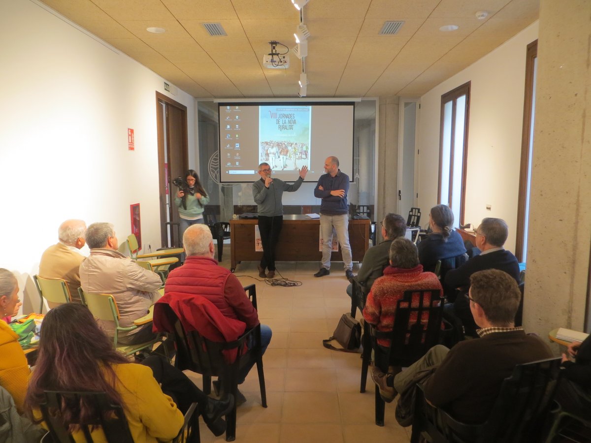 NovaRuralitat's tweet photo. 🧵Durant dos dies  trenta iniciatives del món rural de Castelló ens reunim a Viver en les VIII Jornades de la Nova Ruralitat.   

🗣️ Comencem amb la inauguració de les  jornades de la mà de   Vicente Ferrer, alcalde @AytoViver i de Xavier Ginés, @UJIuniversitat https://t.co/ZTilhfvedZ