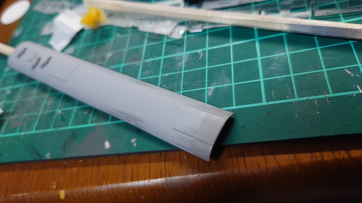 765swex's tweet photo. 食堂車の屋根の作業。
サフ吹いたら前端がたれていたので薄め液で除去からのスポンジヤスリでヤスリがけ。
ついでにランナー跡も埋めて、本塗装。
そしてベンチレーター部も(以下略)。
#999始めました
#銀河鉄道999 https://t.co/vE9aKpT4lB