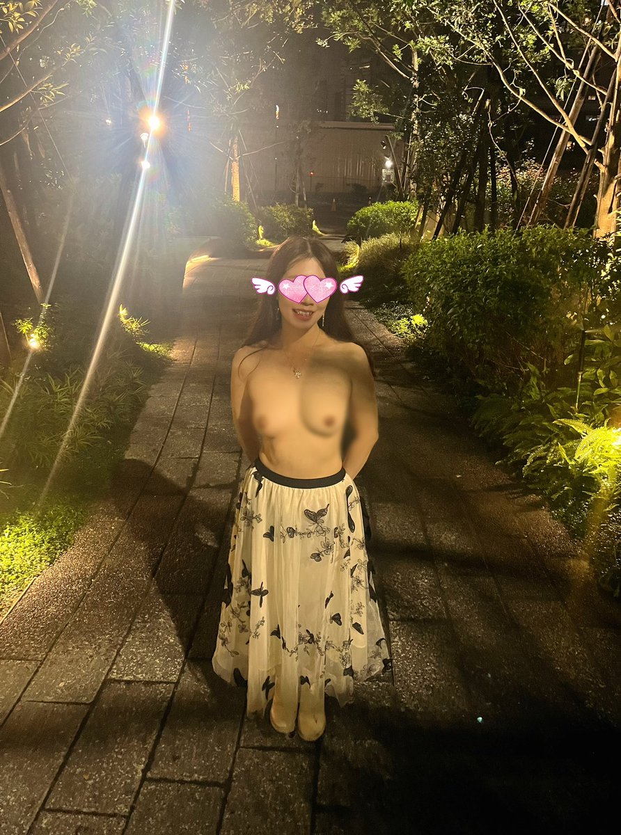 勤美術館聖誕村💕
晚上10:30聖誕燈飾幾乎都關燈了
不過拍照的時候附近還是很多人經過
邊拍邊脫，拍到興致高昂的時候
就算在路邊上半身脫光
也不在乎會不會被路人看到
心裡突然萌生一股邪惡的念頭
如果脫光的時候剛好有路人經過
不知道路人看到會有什麼感覺😏
如果拉他一起入鏡，他會答應嗎🤔 https://t.co/i8nbzvYU3w