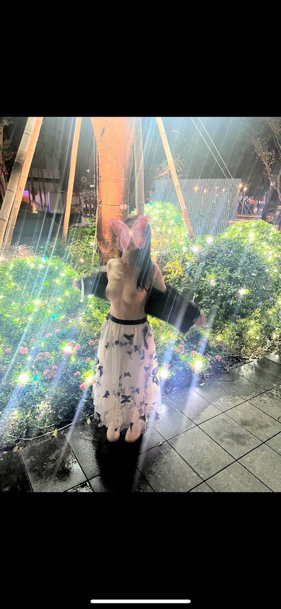 勤美術館聖誕村💕
晚上10:30聖誕燈飾幾乎都關燈了
不過拍照的時候附近還是很多人經過
邊拍邊脫，拍到興致高昂的時候
就算在路邊上半身脫光
也不在乎會不會被路人看到
心裡突然萌生一股邪惡的念頭
如果脫光的時候剛好有路人經過
不知道路人看到會有什麼感覺😏
如果拉他一起入鏡，他會答應嗎🤔 https://t.co/i8nbzvYU3w