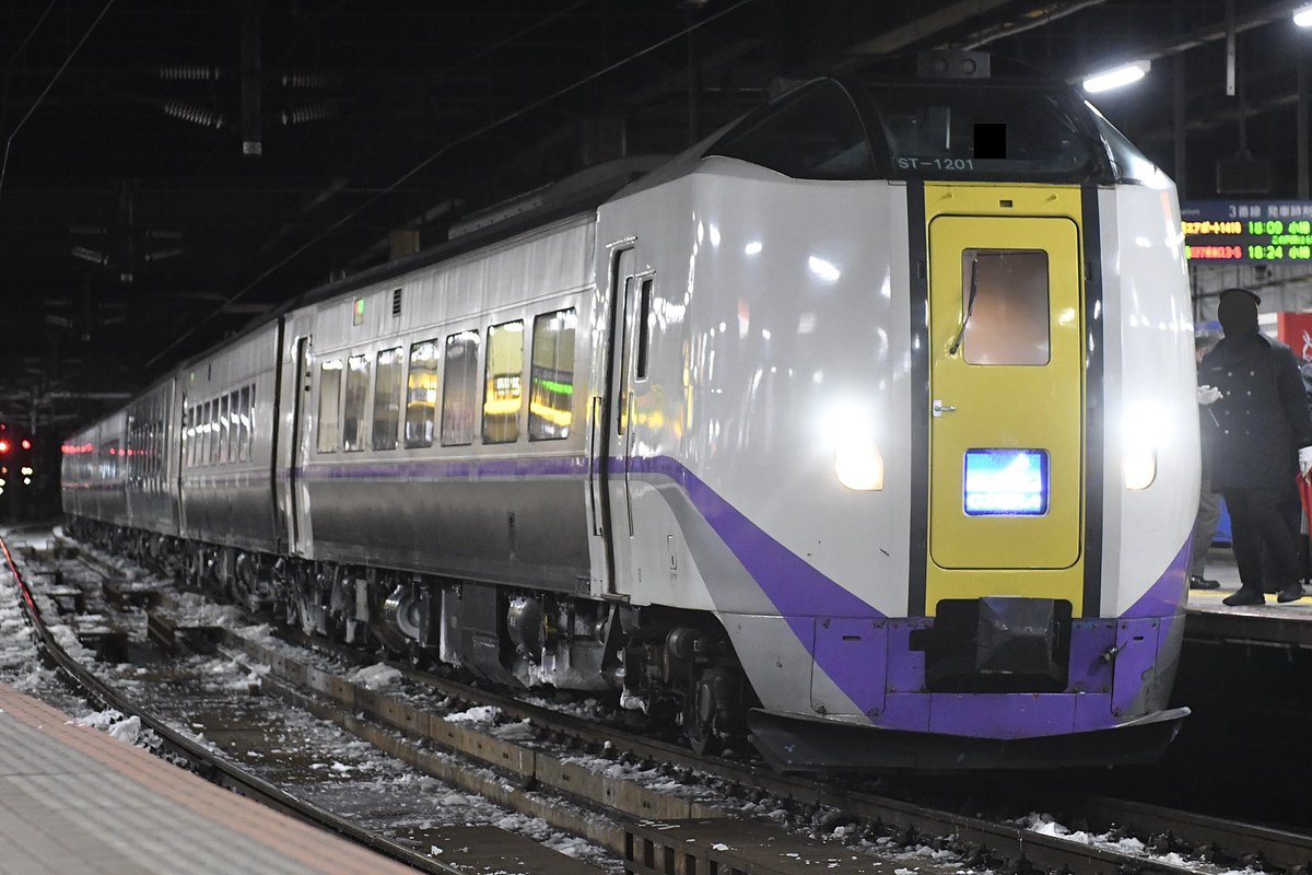 extra_car21's tweet photo. 24/12/13
4008D 特急おおぞら8号(ｷﾊ261系札幌車6両)
１・２号車 ST-1104
３号車 ｷﾊ260-1305
４号車 ｷﾊ260-1336
５・６号車 ST-1201

最近1~3次車の側面LEDの更新が進んでいます
長い間工場にいたｷﾊ260-1336も少し前から運用復帰しているようです https://t.co/5kD6ebU0KH