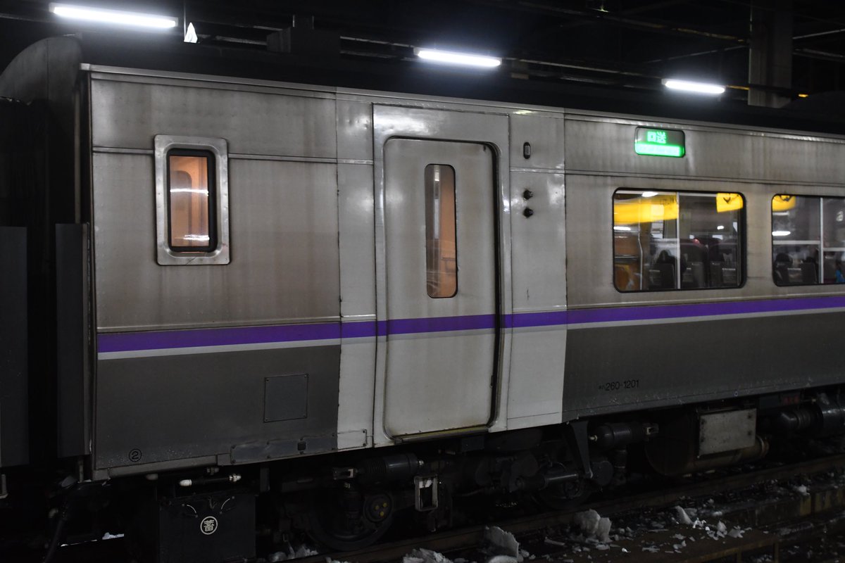 extra_car21's tweet photo. 24/12/13
4008D 特急おおぞら8号(ｷﾊ261系札幌車6両)
１・２号車 ST-1104
３号車 ｷﾊ260-1305
４号車 ｷﾊ260-1336
５・６号車 ST-1201

最近1~3次車の側面LEDの更新が進んでいます
長い間工場にいたｷﾊ260-1336も少し前から運用復帰しているようです https://t.co/5kD6ebU0KH