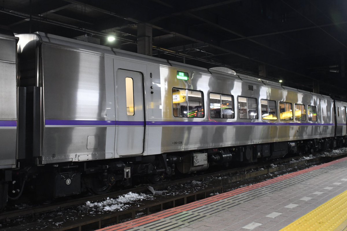 extra_car21's tweet photo. 24/12/13
4008D 特急おおぞら8号(ｷﾊ261系札幌車6両)
１・２号車 ST-1104
３号車 ｷﾊ260-1305
４号車 ｷﾊ260-1336
５・６号車 ST-1201

最近1~3次車の側面LEDの更新が進んでいます
長い間工場にいたｷﾊ260-1336も少し前から運用復帰しているようです https://t.co/5kD6ebU0KH