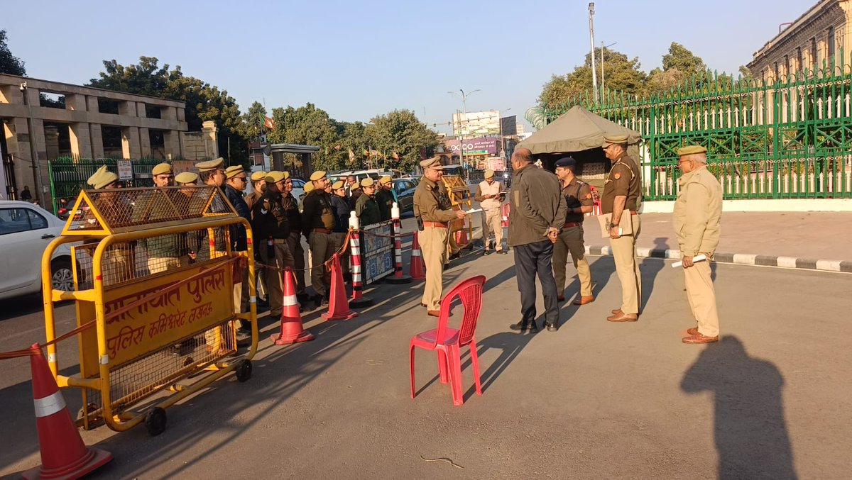 dcpcentrallko's tweet photo. #आत्मदाह_निरोधी_दस्ता 
@dcpcentrallko👮के निर्देशन में एसीपी हजरतगंज एसीपी अभिसूचना,SHO हजरतगंज द्वारा आगामी विधानसभा सत्र के दृष्टिगत आत्मदाह निरोधी दस्ते में लगे पुलिस बल तथा सुरक्षा व्यवस्था के सभी इंतजामों चेक किया तथा सतर्कता बरतने हेतु पुलिस बल को आवशयक दिशा–निर्देश दिए गए। https://t.co/mxLedSOPuy