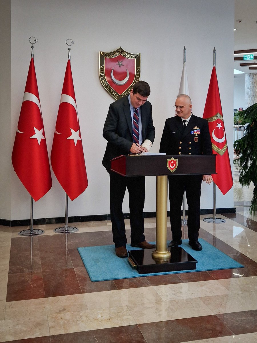 UKDefTurkiye's tweet photo. @DirDefFutures AVM Mark Ridgway visited @msuedutr, the 🇹🇷 National Defence University in İstanbul, Türkiye, last week. 

AVM Ridgway introduced the 7th Edition of @DefenceHQ's Global Strategic Trends, presenting analysis of possible futures to an engaged, multinational audience. https://t.co/YgWKZ54vrI