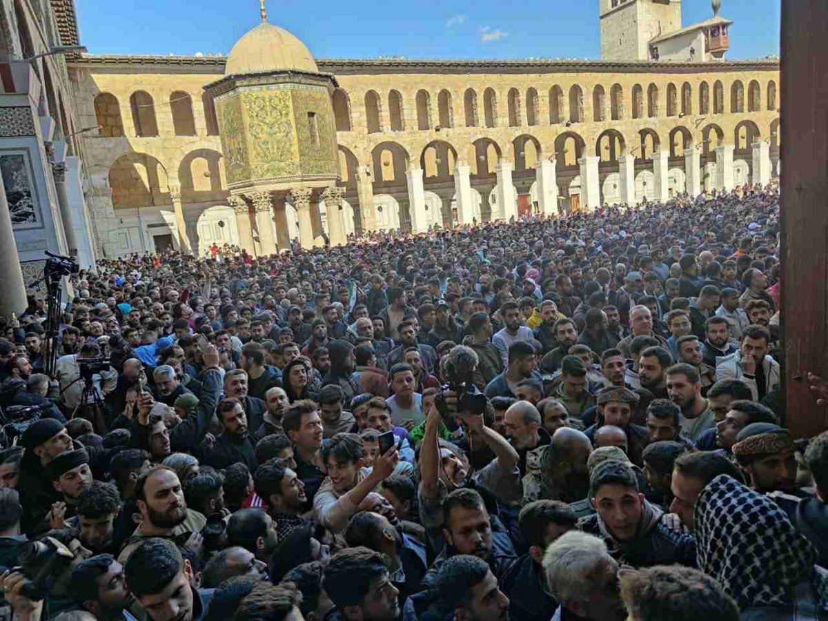 Kalmuqdad's tweet photo. حشود غفيرة في أول صلاة جمعة في #الجامع الأموي في #دمشق، حيث أم الصلاة رئيس الحكومة المؤقتة "محمد البشير"

#جمعة_النصر #ردع_العدوان #إدارة_العمليات_العسكرية https://t.co/1Uh9EOWril