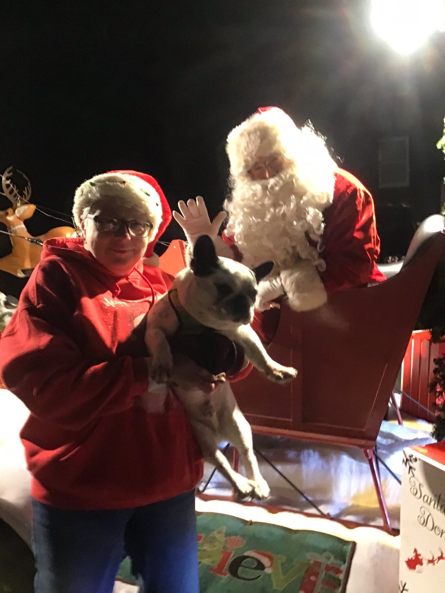 AskMisterRodney's tweet image. Saw Santa he gave me a cookie 🥰