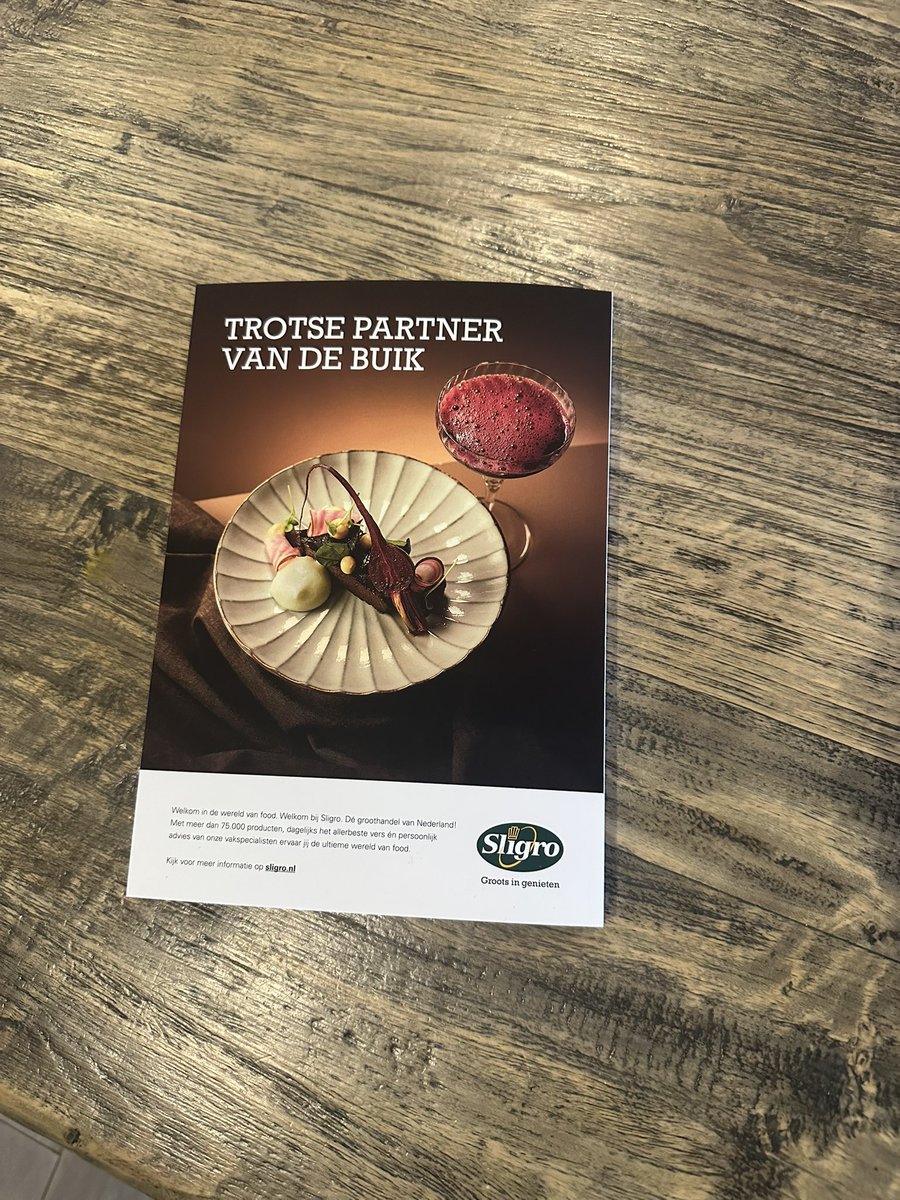dutchheadrum's tweet photo. 🍹✨ Dutch Head® Premium Rum in De Buik Magazine! 🥥🌴

We zijn trots om te schitteren in het nieuwste nummer van De Buik Magazine, natuurlijk naast de wereld van cocktails, cocktailbars en mixology. 🥃 Dutch Head® Premium Rum is dé perfecte basis voor creatieve cocktails en onderscheidende smaakcombinaties.

📜 Onze ontstaansgeschiedenis
Dutch Head® is geboren uit een passie voor premium rum, vriendschap en vakmanschap. Met unieke blends die zowel puur als in cocktails excelleert, bieden we rum die staat voor kwaliteit, verfijning en innovatie.

🍽️ Horeca? Bestel nu bij Sligro!
Breng jouw cocktailkaart naar een hoger niveau met Dutch Head® Premium Rum, nu ook verkrijgbaar bij Sligro. Perfect voor de echte cocktailbar of mixology-experts.

📖 Bekijk De Buik Magazine en laat je inspireren door onze stijl en smaak. Cheers to quality! 🥂

#DutchHeadRum #DeBuikMagazine #PremiumRum #CocktailBars #MixologyMasters #HorecaNederland #DutchCraftsmanship #CheersToQuality
#Sligro #DannyVera #TheBastard #RAW #Euromast #dekuip #Grace #HermanHell #Horeca #Restaurant #Bars