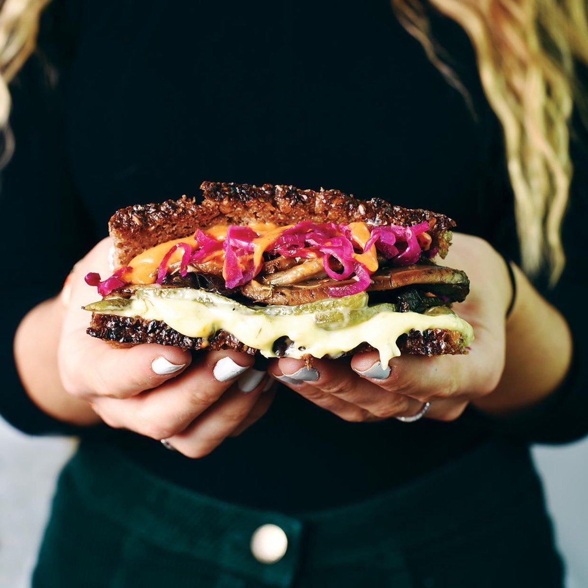 veganfoodliving's tweet image. This #vegan #sandwich isn't for wimps 🥪💪 

Give this #moist, tasty lunch recipe a try. Best eaten far away from your work desk 🖥️
veganfoodandliving.com/vegan-recipes/…

#veganrecipe #vegansandwich