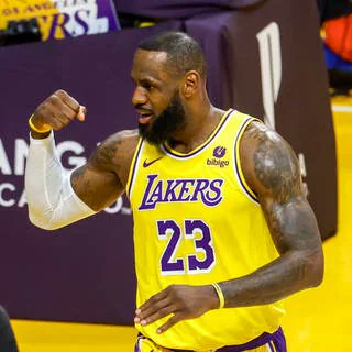 LeBron James desafía la biología humana a los 39 años

Está a punto de romper el récord de minutos jugados de todos los tiempos en la NBA

¿Su secreto? Una rutina de $1,5 MILLONES al año para mantenerse en forma

Vamos a desglosar esta rutina en este hilo🧵