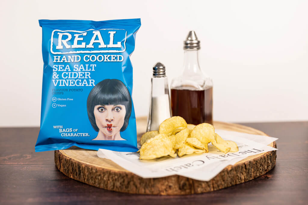 britculturejp's tweet photo. 北アイルランドの「TAYTO」のブランドで、通常の3倍の時間をかけて人の手で揚げられるクリスプス（ポテトチップス）「REAL」が日本初上陸！ 「シーソルト」「ハム＆イングリッシュマスタード」「シーソルト＆サイダービネガー」の3種が展開されています https://t.co/HVONTR1fll 🥔🇬🇧 https://t.co/mRCiqMrBMV