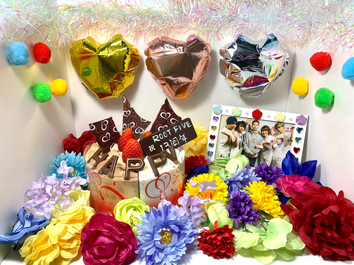 Rack_222's tweet photo. ROOT FIVE 13周年おめでとうございます🎉

あなた方に出会えたおかげで今の私が居ます
これからも皆さんの活動を応援しています

これからも大好きです
またいつか会えますように😌

写真はラストライブの時のを
蛇足さんも一緒に

#ROOTFIVE13周年
#ROOTFIVE
#るーふぁい
#ルーファイ https://t.co/4d2OJGJfaB
