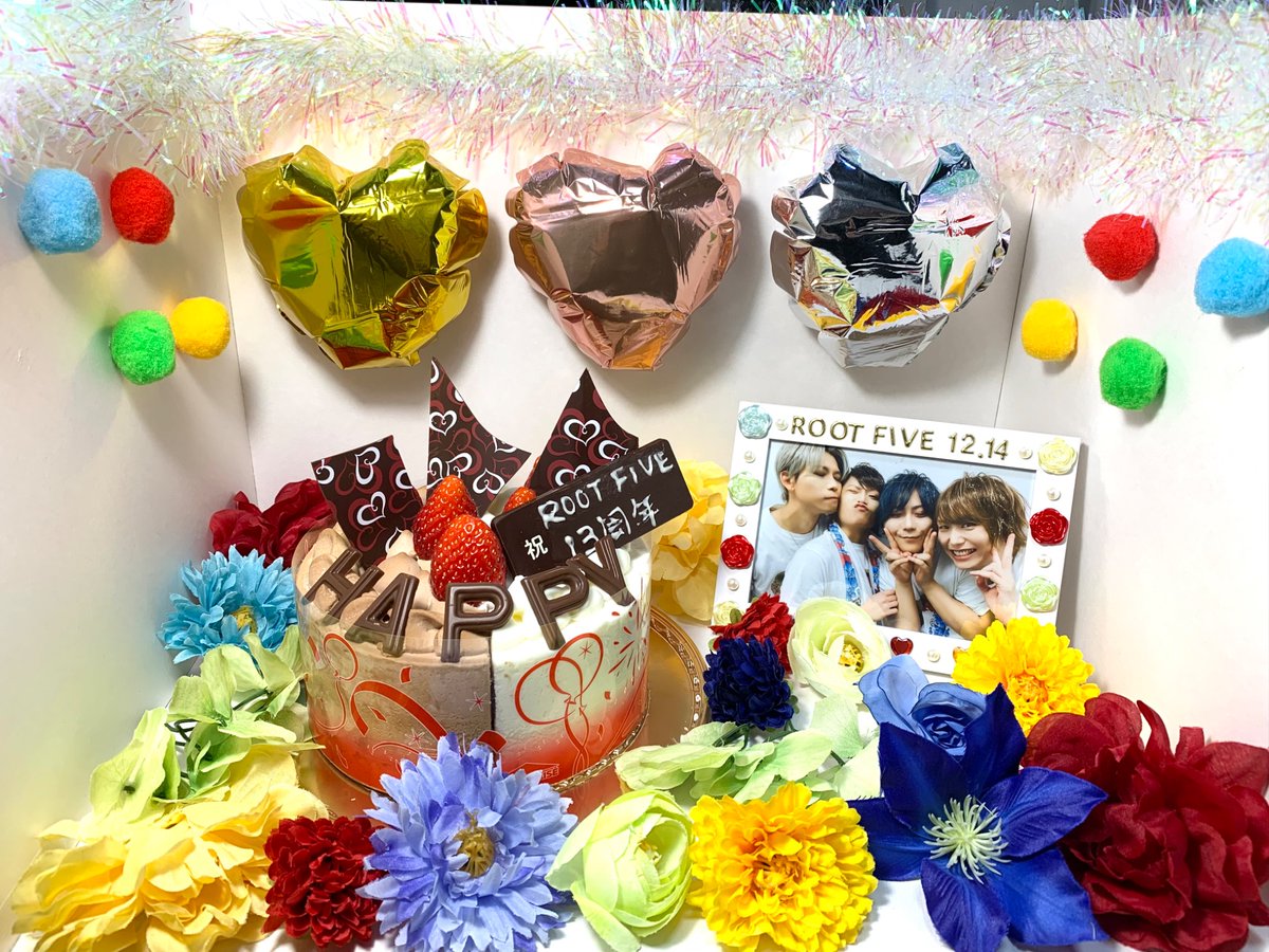 Rack_222's tweet photo. ROOT FIVE 13周年おめでとうございます🎉

あなた方に出会えたおかげで今の私が居ます
これからも皆さんの活動を応援しています

これからも大好きです
またいつか会えますように😌

写真はラストライブの時のを
蛇足さんも一緒に

#ROOTFIVE13周年
#ROOTFIVE
#るーふぁい
#ルーファイ https://t.co/4d2OJGJfaB