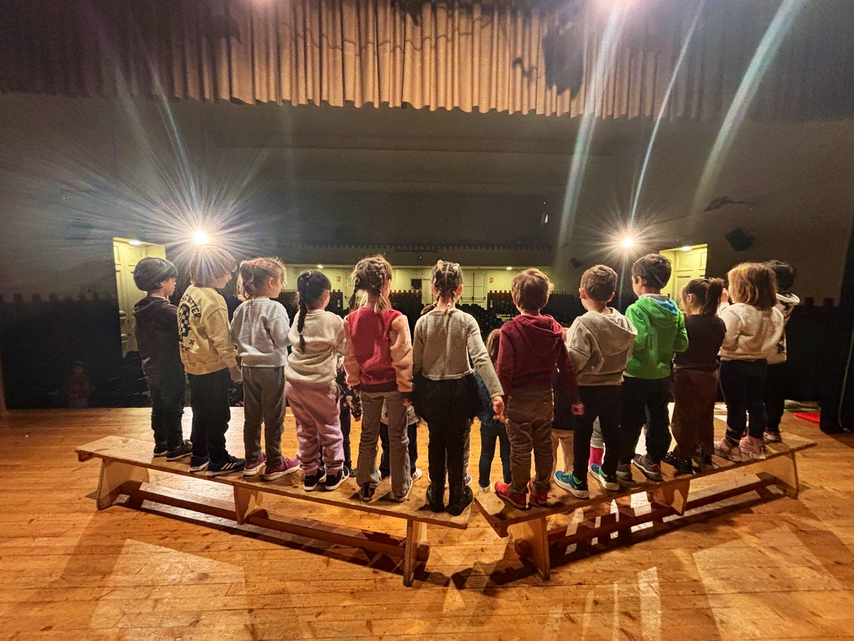 Últims assajos de les cançons del Concert de Nadal del #mopi! Els nens i nenes estan practicant molt perquè aquell dia sigui màgic! 💫 #jecasp