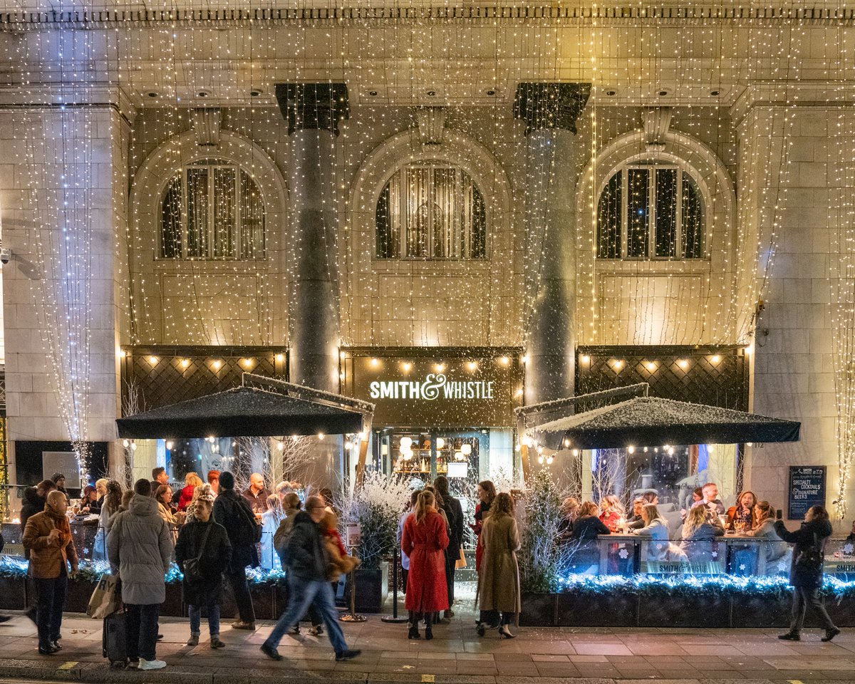 smithandwhistle's tweet photo. Join us @smithandwhistle this weekend! ❤️ Grab a spot on our terrace overlooking Green Park 🌳✨ enjoy some delicious cocktails 🍸 inside our cozy bar, and a warming dinner! 🍟🍴

#smithandwhistle #cocktails #terrace #mayfair #yourmayfairlocal #londonbars #londoncocktails https://t.co/auzckcBY9W