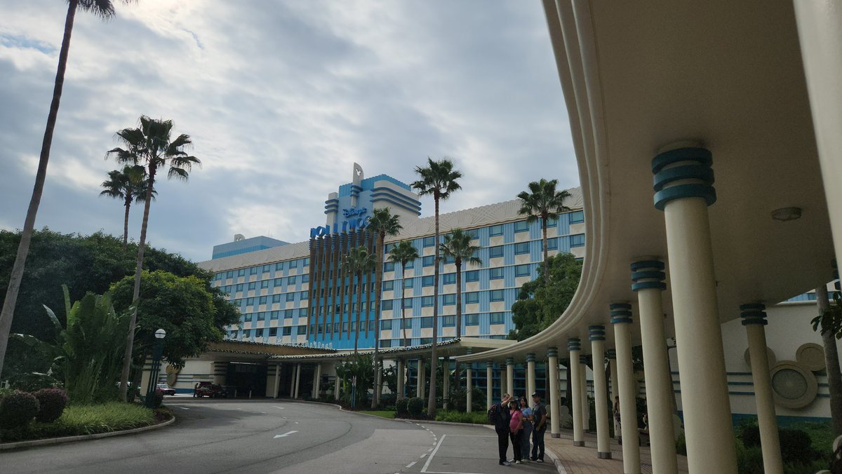 moepon2486's tweet photo. 海外ディズニー！
お泊まりしたのはディズニーハリウッドホテル、HKdisneyオリジナルお城とアナ雪エリア。パーク内の作り込みやばくない？？🥳 https://t.co/BC4xW1dYf6