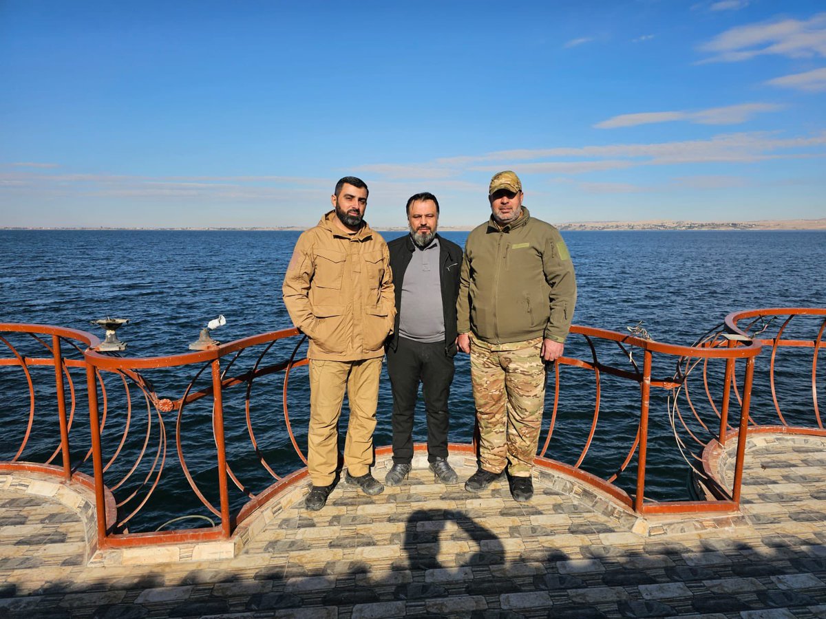 Şam Emevi camii'ndeki Türk bayrakları ile sevinmiştik bir sevinç de Suriye Milli Ordusu'nda yaşanıyor.

Suriye Milli Ordusu Türkmen kardeşlerimiz, Tişrin Barajı bölgesinde kontrolü sağlaması Karakozak'a yerleşip Süleyman Şah’ın naaşının Eşme’den alıp yeniden bölgeye taşınması