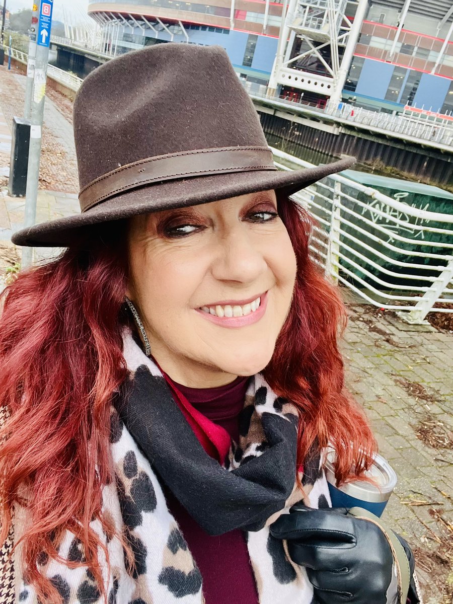 RealShanCothi's tweet photo. Edrych mlan i gal sgwrs dda am lyfr newydd @LowriHafCooke Amser Nadolig ar Bore Cothi @BBCRadioCymru #anrheg #moethus #cynnes #atgofion https://t.co/ZlgkuyRa7f