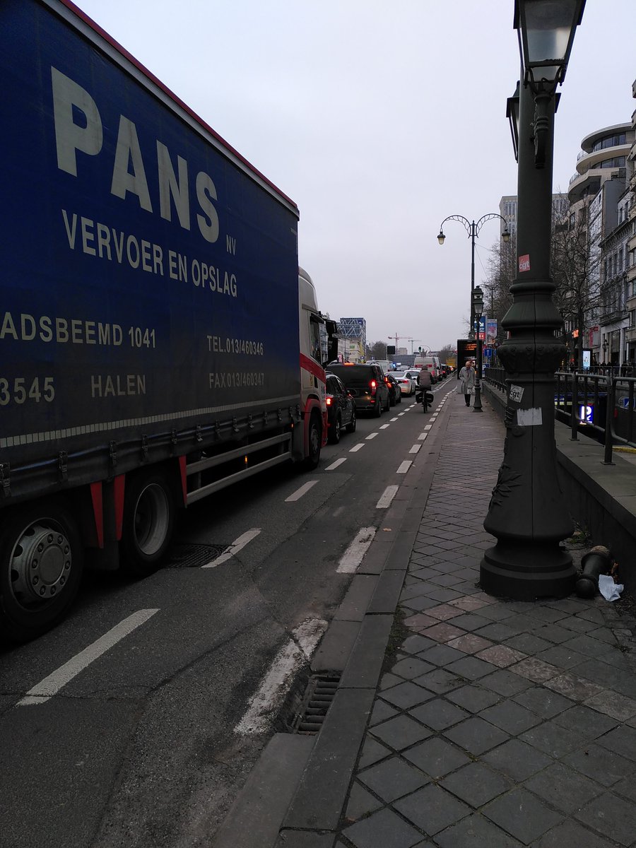 C'était comme ça, au pas, depuis la gare du Midi. Certains vont vous sortir que SAY LA FOT A GOUD MOuVE, d'autres que say la faute à la Stib, d'autres que say la fot aux escrolos.. bref, tout sauf admettre LEUR responsabilité individuelle. 
Les gars, le trafic, c'est VOUS!