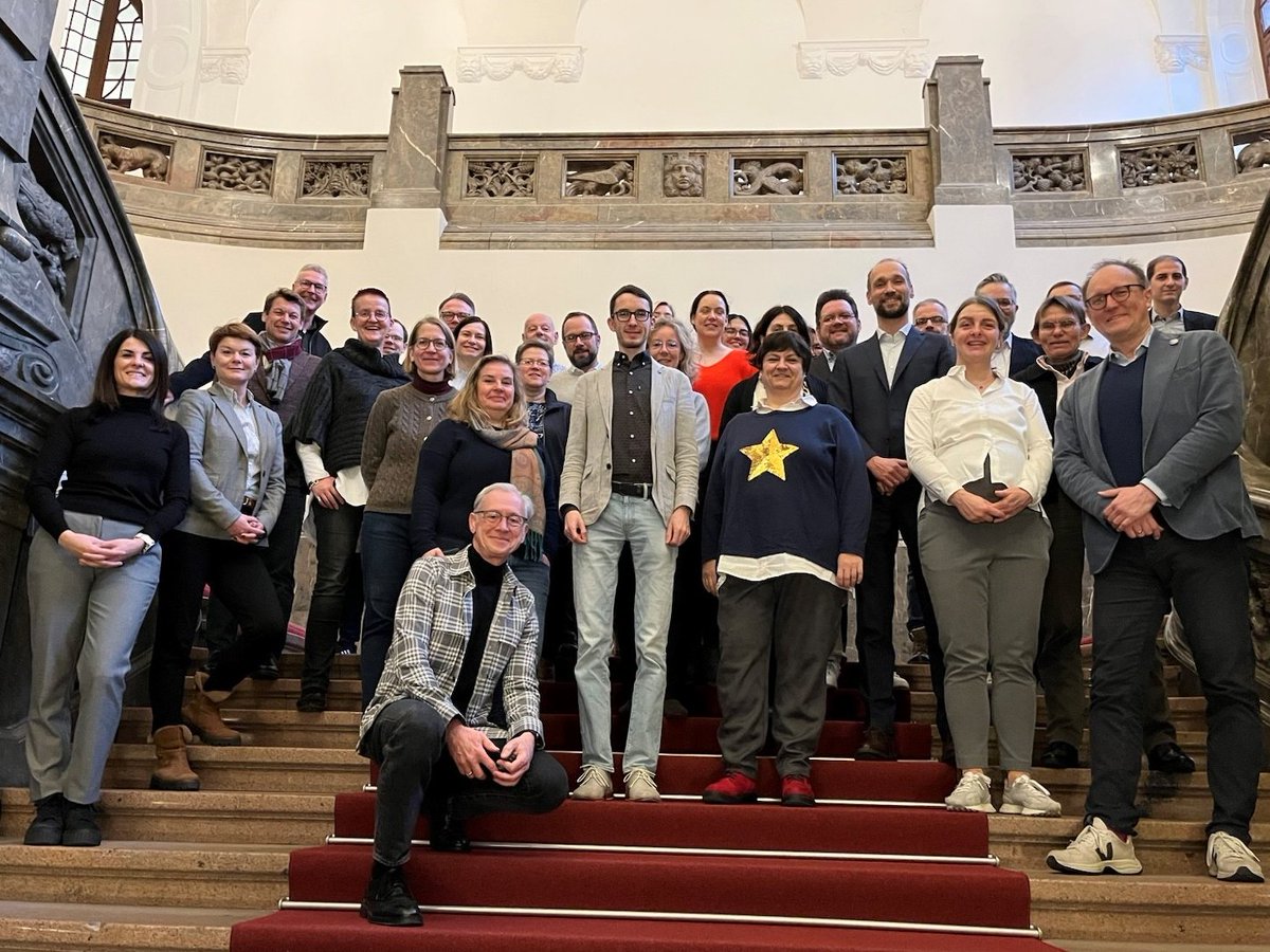 Deutscher Städtetag (@staedtetag) on Twitter photo 🤝 Der Arbeitskreis Bürger- und Meldeämter des Deutschen Städtetages hat gestern & heute mit Vertreter/innen aus 24 Mitgliedstädten in <a href="/StadtLeipzig/">Stadt Leipzig</a> getagt. Themen waren u.a. Bürgerservice 2.0, Zukunft der #Melderegisterauskunft & der Auskunftssperre, Bürgerbüro ohne Wartezeiten. 🤝 Der Arbeitskreis Bürger- und Meldeämter des Deutschen Städtetages hat gestern & heute mit Vertreter/innen aus 24 Mitgliedstädten in <a href="/StadtLeipzig/">Stadt Leipzig</a> getagt. Themen waren u.a. Bürgerservice 2.0, Zukunft der #Melderegisterauskunft & der Auskunftssperre, Bürgerbüro ohne Wartezeiten.