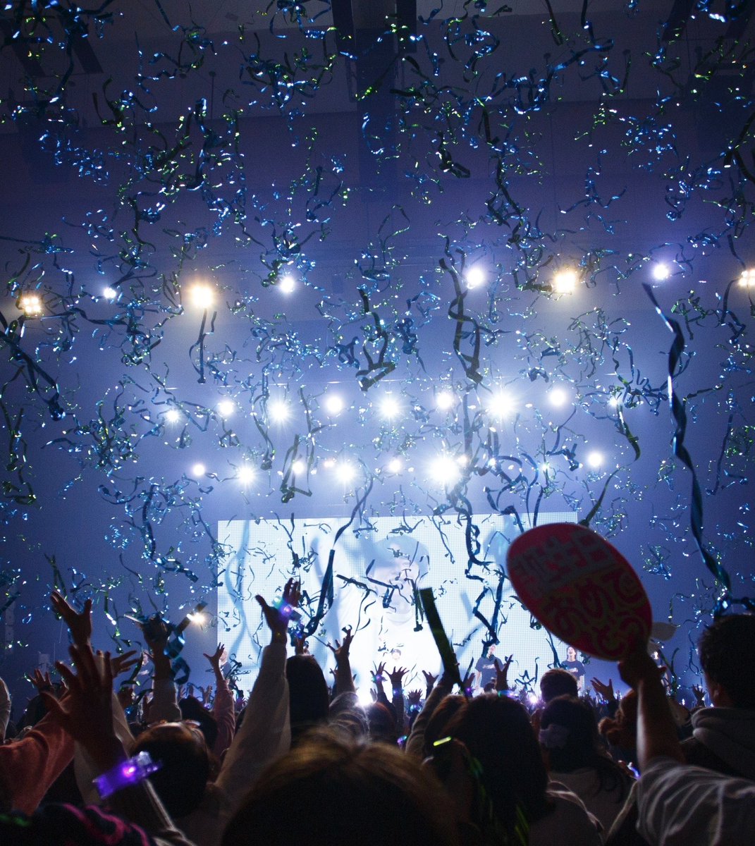 SHUUTY_ss's tweet photo. Shuta Seyoshi LIVE TOUR 2024 -Bifröst- 5公演と＋1公演の全6公演が幕を閉じました。

約3年と半年ぶりのライブでしたがぼくにとってはコロナ禍から少しずつ信頼できる仲間達と大切に創り上げてきたアルバムだったこともありとても感慨深く、何もかもがまるで今まで堰き止められていた川の流れが一気に解放されるのと似た感覚で込み上げてくるものがあり、大切がたくさん溢れるLiveとなりました。

孤独で辛く苦しい時はいつも側に大好きな音楽があり、どんな時も勇気づけられ、励まされ、力をもらってきたし、そんな想いと向き合った中で-Bifröst-に音として片鱗を示せたと思うし、振り返ってみれば音楽と同じくらいあなたが側に居てくれていたという事実がぼくにとって最大の救いだとそう思えたツアーでした。

ここ数年本当に辛かった。しんどかった。。
けれどそんな想いも拭ってくれまた新たにぼくの足を前に踏み出させてくれたのもまた音楽でした。

ぼくが生まれたこの世界にあなたが居てくれたこと、側に居られることがいちばん誇らしいです。
幸せな時間をどうもありがとう。
これからも一緒に寄り添って生きようね。
そして、またあなたと会えたならそれがぼくにとってまたいちばん嬉しいことです。