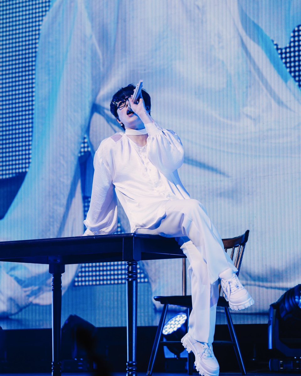 SHUUTY_ss's tweet photo. Shuta Seyoshi LIVE TOUR 2024 -Bifröst- 5公演と＋1公演の全6公演が幕を閉じました。

約3年と半年ぶりのライブでしたがぼくにとってはコロナ禍から少しずつ信頼できる仲間達と大切に創り上げてきたアルバムだったこともありとても感慨深く、何もかもがまるで今まで堰き止められていた川の流れが一気に解放されるのと似た感覚で込み上げてくるものがあり、大切がたくさん溢れるLiveとなりました。

孤独で辛く苦しい時はいつも側に大好きな音楽があり、どんな時も勇気づけられ、励まされ、力をもらってきたし、そんな想いと向き合った中で-Bifröst-に音として片鱗を示せたと思うし、振り返ってみれば音楽と同じくらいあなたが側に居てくれていたという事実がぼくにとって最大の救いだとそう思えたツアーでした。

ここ数年本当に辛かった。しんどかった。。
けれどそんな想いも拭ってくれまた新たにぼくの足を前に踏み出させてくれたのもまた音楽でした。

ぼくが生まれたこの世界にあなたが居てくれたこと、側に居られることがいちばん誇らしいです。
幸せな時間をどうもありがとう。
これからも一緒に寄り添って生きようね。
そして、またあなたと会えたならそれがぼくにとってまたいちばん嬉しいことです。