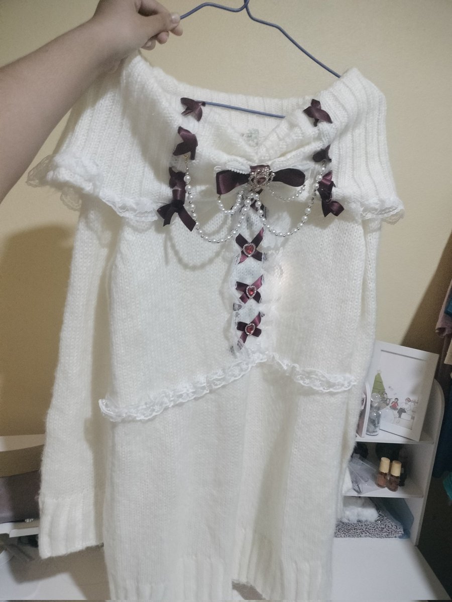 ayla_study's tweet image. เดรสไหมพรมทำมือ สีขาวปาดไหล่ตกแต่งโบว์สีแดงไข่มุก 
ขอคนไซส์s/m
✨มือ2
 📌690฿ ส่งฟรี ประมูลมา
 #เสื้อผ้ามือสอง #ส่งต่อเสื้อผ้า #เสื้อผ้ามือสองราคาถูก #เสื้อผ้ามือ2 #เสื้อผ้ามือสองสภาพดี  #โล๊ะตู้ #โล๊ะตู้เสื้อผ้า