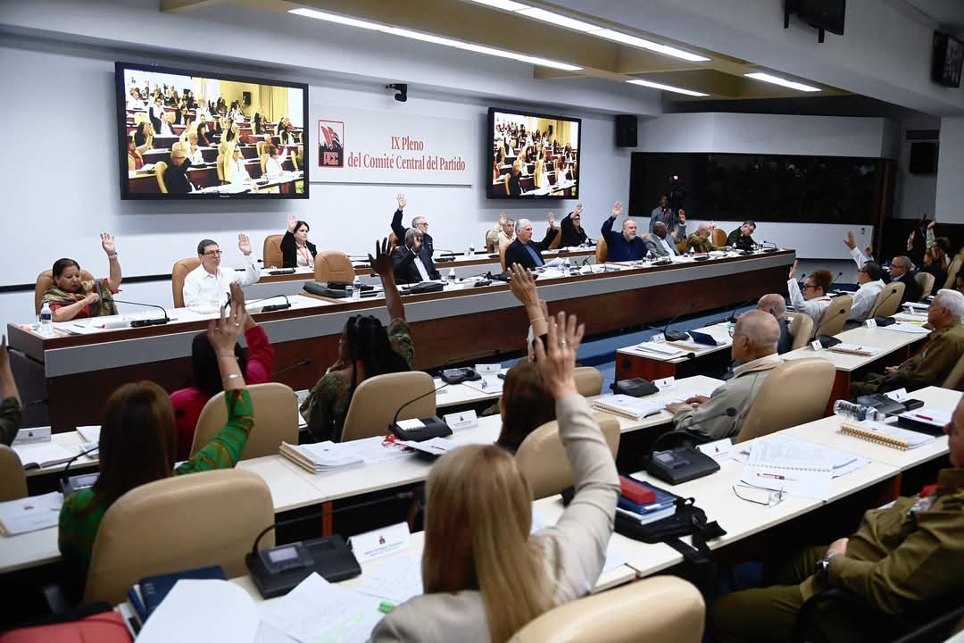 YaquedeCuba's tweet photo. El vínculo directo y sistemático de @DiazCanelB con el pueblo y los trabajadores le dan toda la autoridad, además de la que emana de sus responsabilidades, para afirmar en el #IXPlenoCC que de la situación actual saldremos "peleando". ¡Así será!
#DePieYCombatiendo https://t.co/v7JYlYkvKV