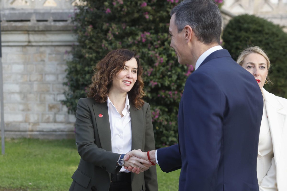 Me van a perdonar señores, pero a mi un tío que lanza su equipo de opinión sincronizada a llamarme “asesina de ancianos”, que me llama corrupta cada vez que se sube a una tribuna, que va detrás de mí novio para meterlo en la cárcel y que como un comodín para tapar sus mierdas…