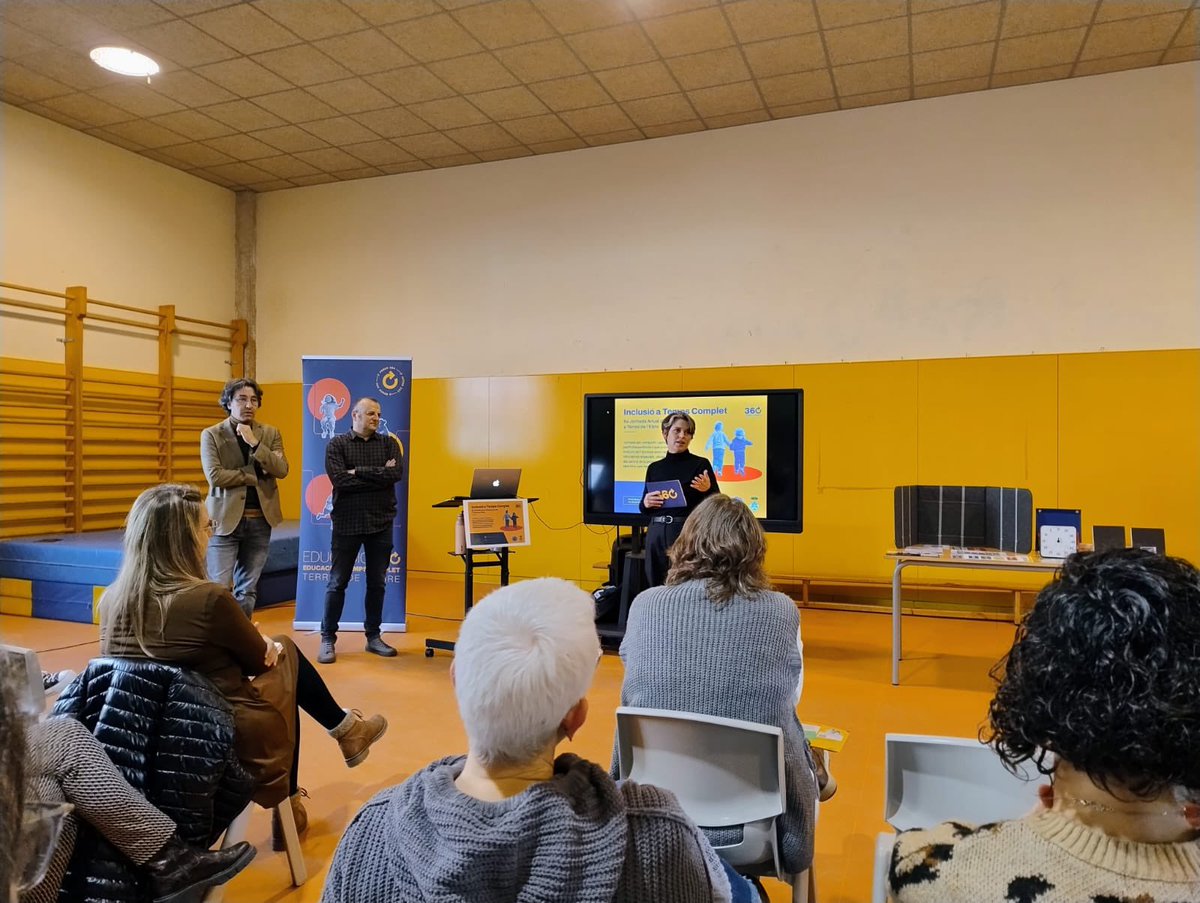 EscolaFlix's tweet photo. Avui es celebra la Jornada Anual de la Xarxa @educacio360 de les Terres de l’Ebre a la nostra escola. 
Benvinguda a càrrec del president del @ccriberaebre i batlle de @AjuntamentFlix , @martadomenechg de l”Aliança 360 , i @JMAlbiac Director de l’Escola de Flix https://t.co/J0azxeFtRD