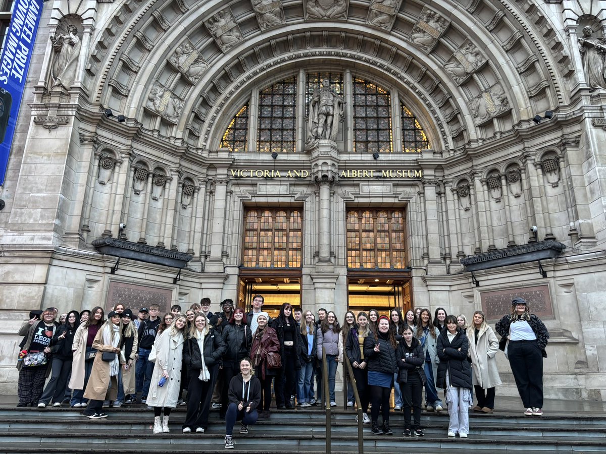 arts_tcs's tweet image. Despite the traffic, we had a great time in London yesterday! Natural History Museum, the V&amp;amp;A and a pit stop at Harrods 👨🏼‍🎨 🛍️ 🎨