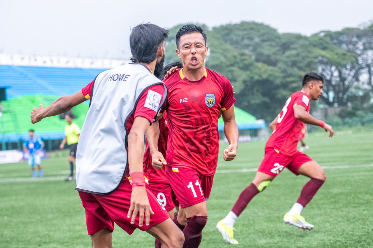 INDWomensLeague's tweet photo. Thomyo sets BFS on fire! 🔥🤯

His superb brace brings @SCBengaluru back on level terms! ⚡️

SCB 2️⃣-2️⃣ DFC

#SCBDFC #ILeague #IndianFootball ⚽️ https://t.co/x775OCkqBT