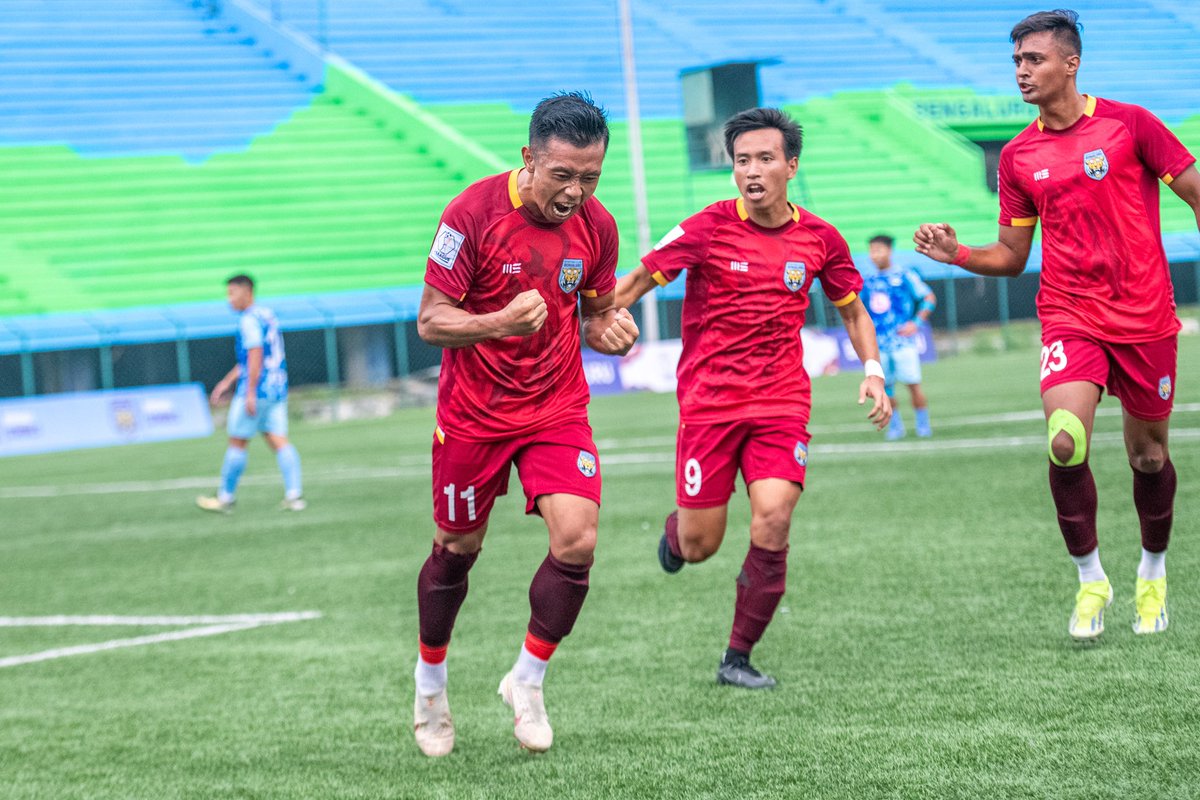 INDWomensLeague's tweet photo. Thomyo sets BFS on fire! 🔥🤯

His superb brace brings @SCBengaluru back on level terms! ⚡️

SCB 2️⃣-2️⃣ DFC

#SCBDFC #ILeague #IndianFootball ⚽️ https://t.co/x775OCkqBT