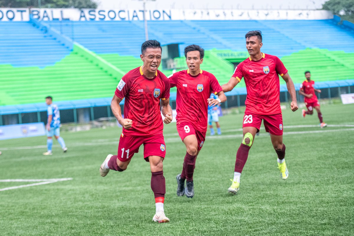 INDWomensLeague's tweet photo. Thomyo sets BFS on fire! 🔥🤯

His superb brace brings @SCBengaluru back on level terms! ⚡️

SCB 2️⃣-2️⃣ DFC

#SCBDFC #ILeague #IndianFootball ⚽️ https://t.co/x775OCkqBT