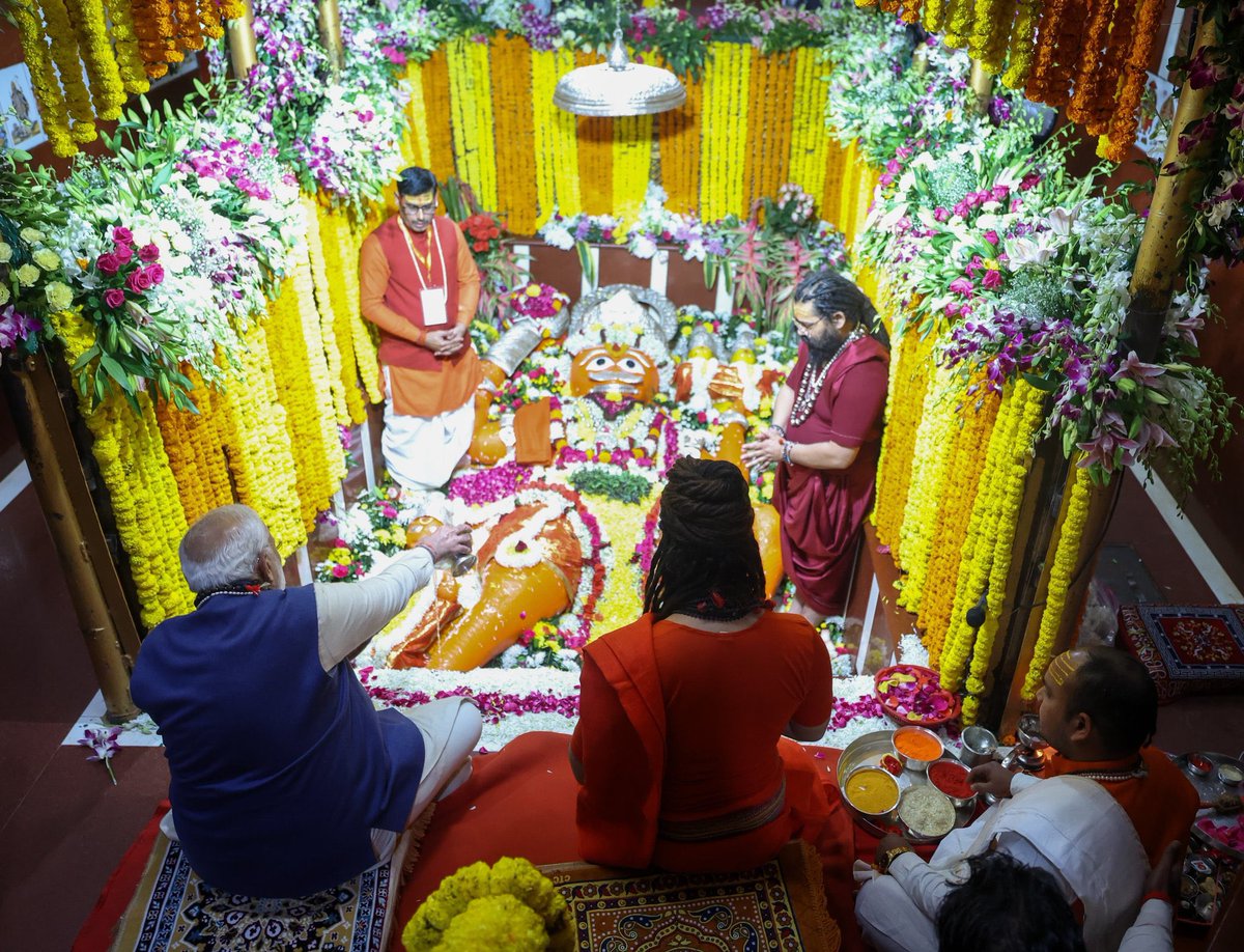 NeelamS_BJP's tweet image. देश के यशस्वी प्रधानमंत्री श्री @narendramodi जी ने संगम नगरी प्रयागराज में लेटे हनुमान जी का विधि-विधान से दर्शन पूजन कर समस्त देशवासियों के कल्याण हेतु कामना की।

जय बजरंगबली 🚩

#PMModiInPrayagraj @Virend_Sachdeva @PavanRanaRSS @BJP4Delhi