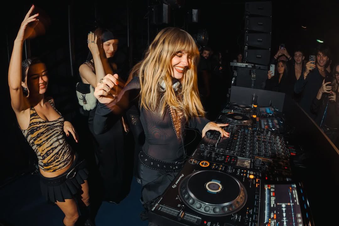 ManeskinFanClub's tweet photo. 📸 | Victoria De Angelis a few months ago during her DJ set for ‘Redemption’ after party during Milan Fashion Week.💖

© _fotobymartel_ https://t.co/qENrFalivB