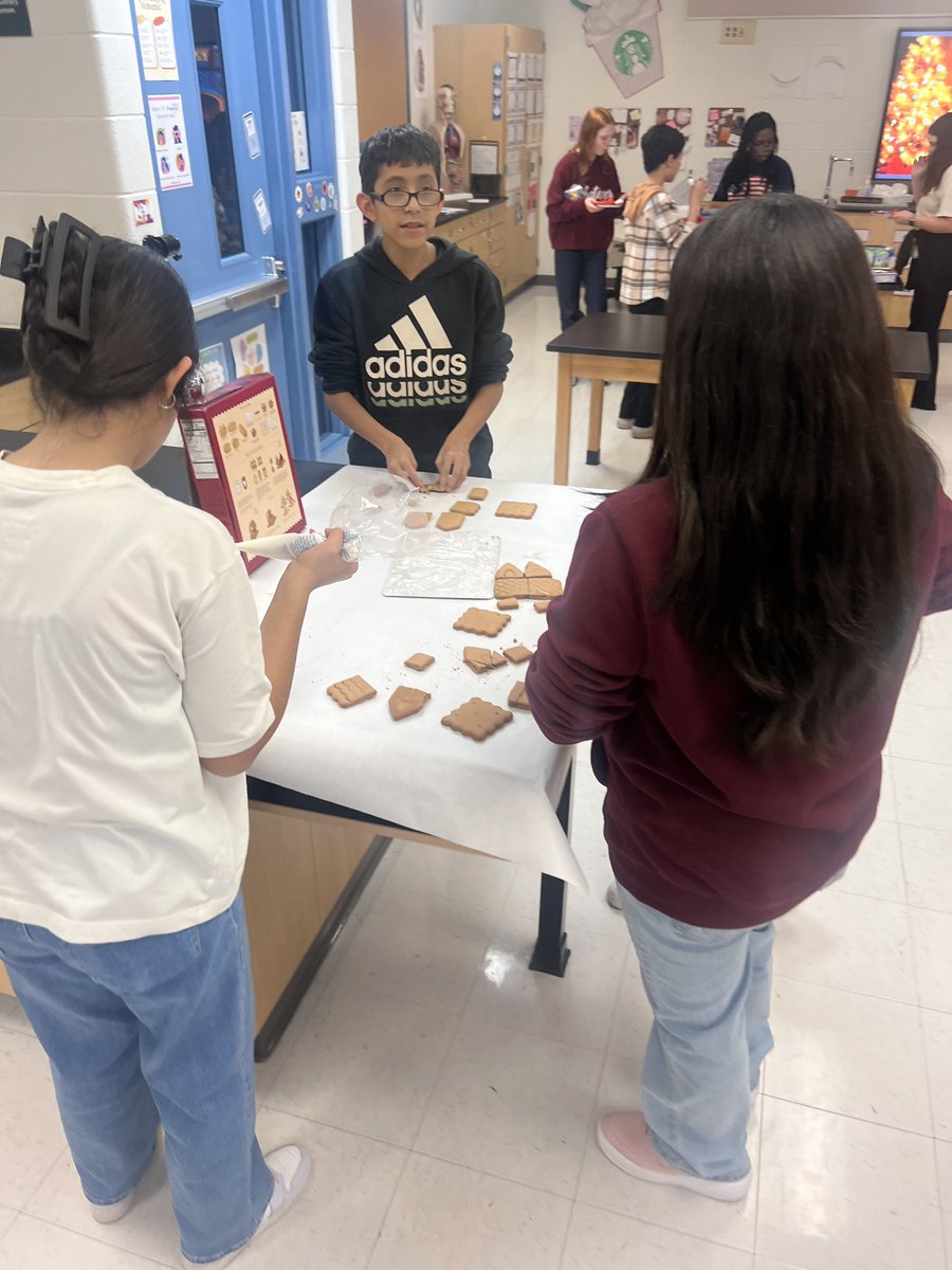 LMS33_STUCO's tweet photo. Student Council celebrated our last meeting of 2024 building gingerbread villages ♥️ https://t.co/zFD64R9002