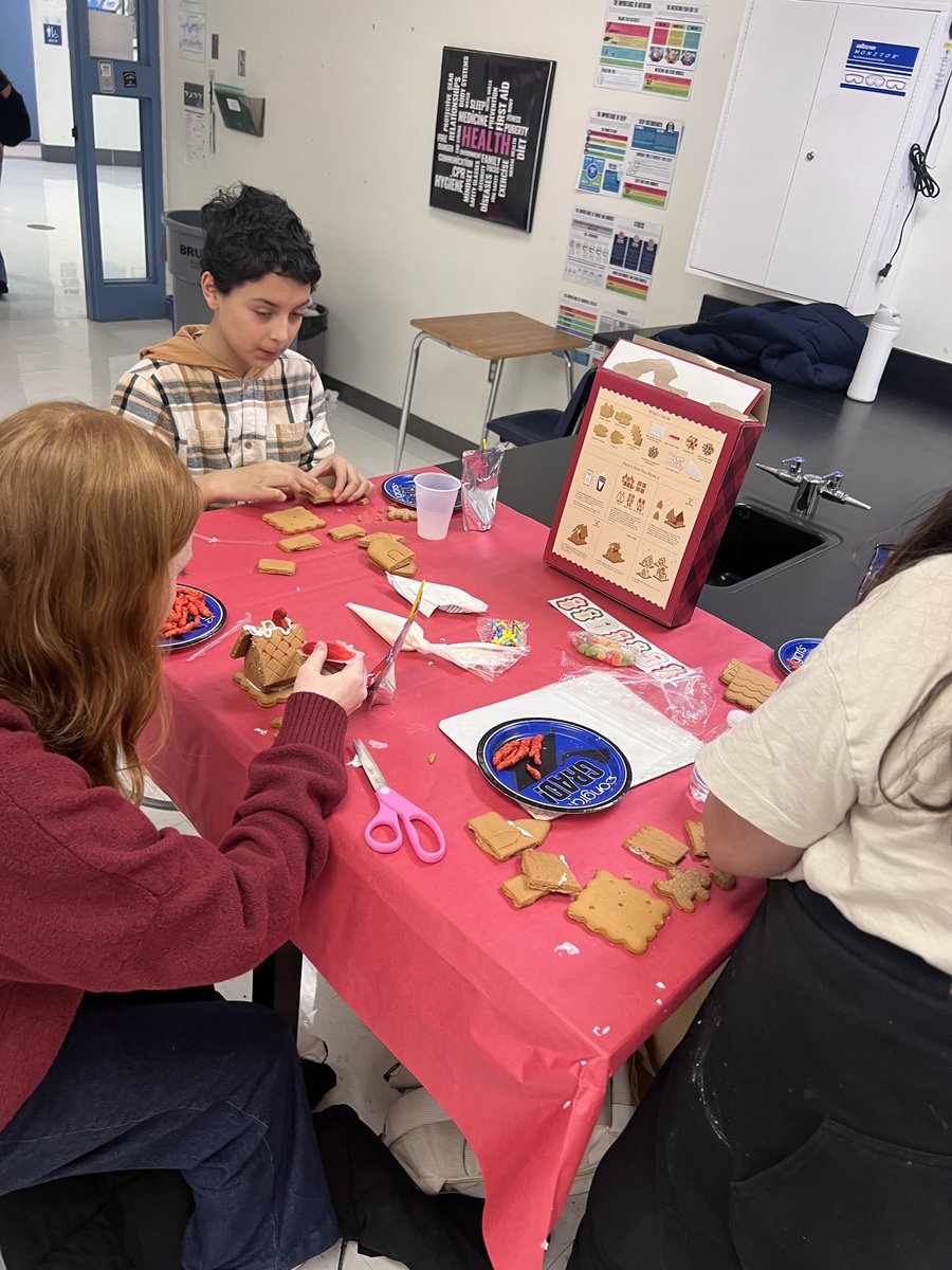 LMS33_STUCO's tweet photo. Student Council celebrated our last meeting of 2024 building gingerbread villages ♥️ https://t.co/zFD64R9002