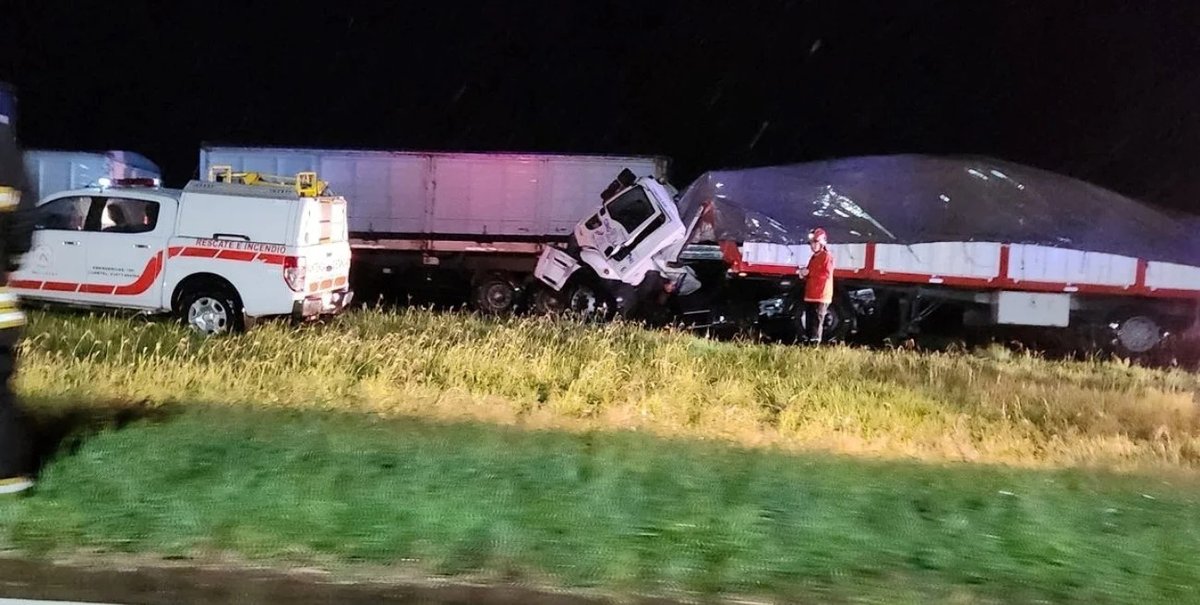 R8SantaClara's tweet photo. Tránsito interrumpido en la Autopista Rosario - Córdoba por un choque en cadena - El Regional Noticias https://t.co/6jegvwUK4C https://t.co/SwNMgneeyn