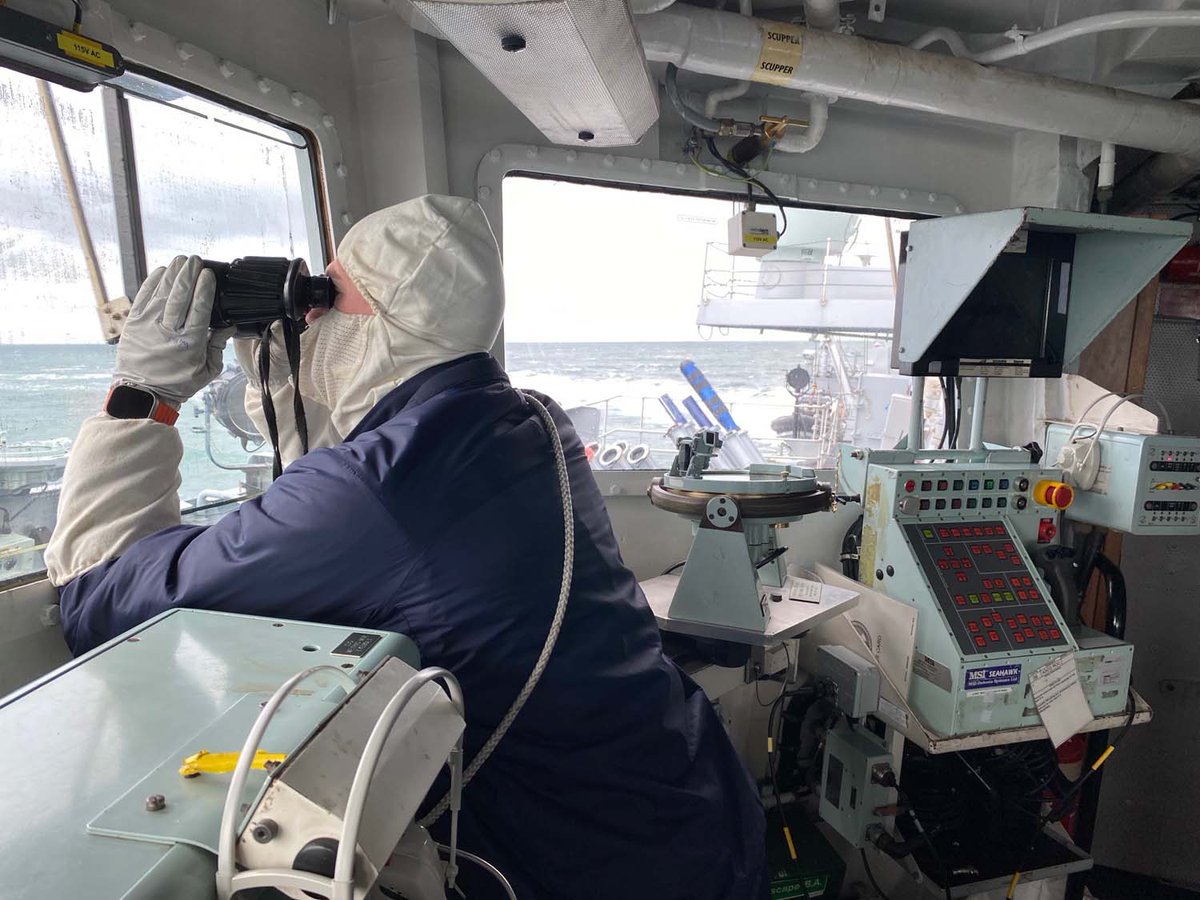 RoyalNavy's tweet photo. Gunners of @HMSStAlbans faced down scores of attacks by drone jets as #RoyalNavy training embraced lessons of Red Sea attacks. For the first time in the Sharpshooter exercise, aerial drones were thrown into the mix as the frigate dealt with the threats
➡️https://t.co/1mzozMkzhi https://t.co/UVDqdUq5tg